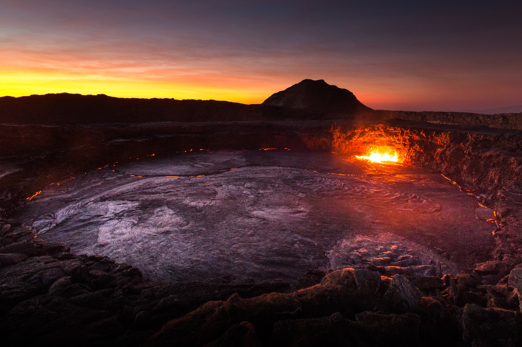 Free photo The cooled lava among the rocks