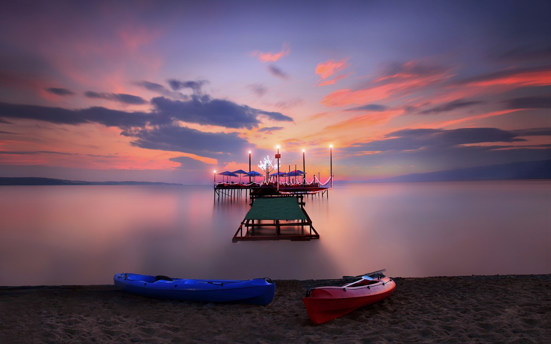 Free photo Cafe on the sea pier at sunset