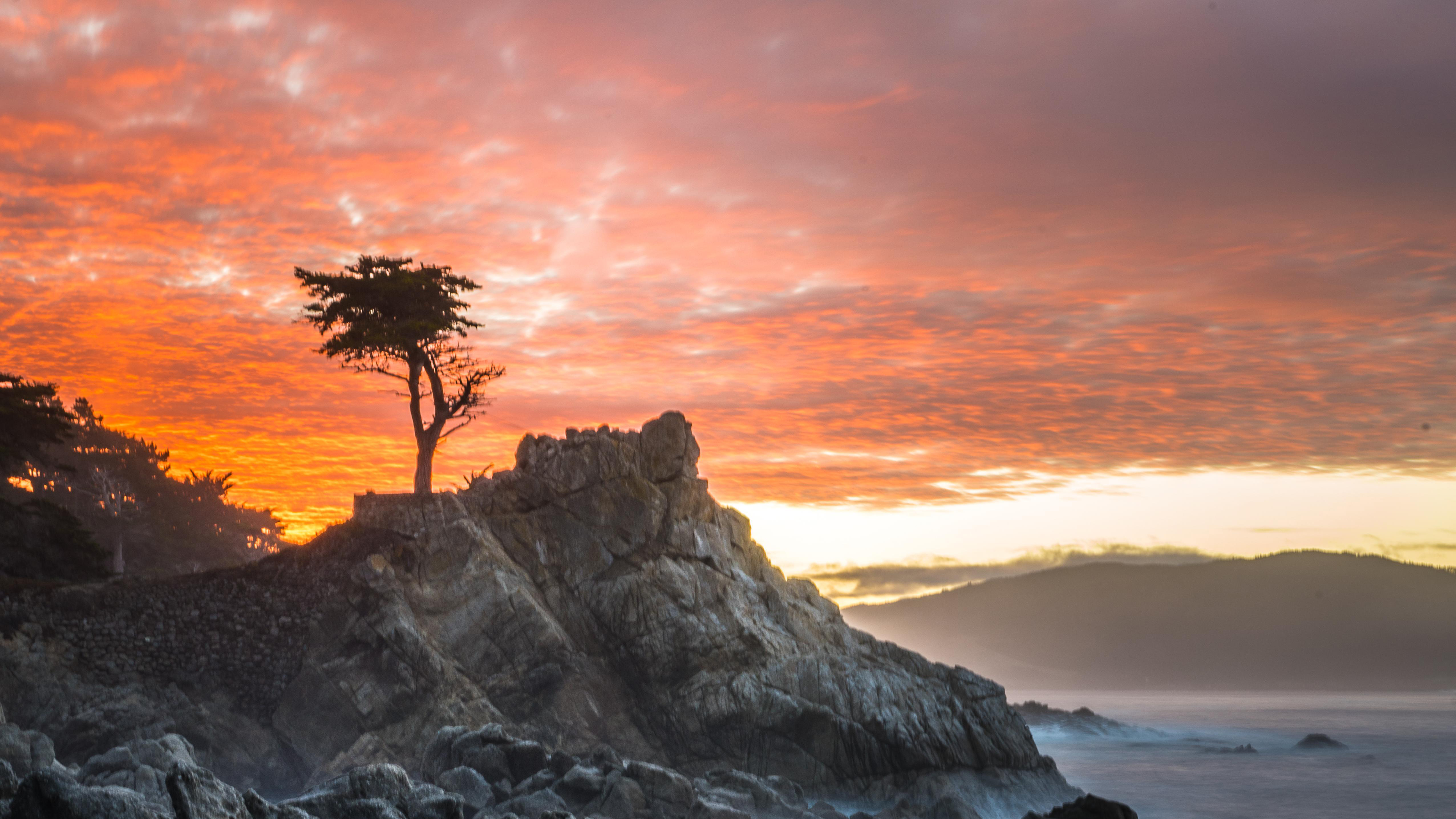 Бесплатное фото Вечерние обои для рабочего стола со скалой на берегу моря
