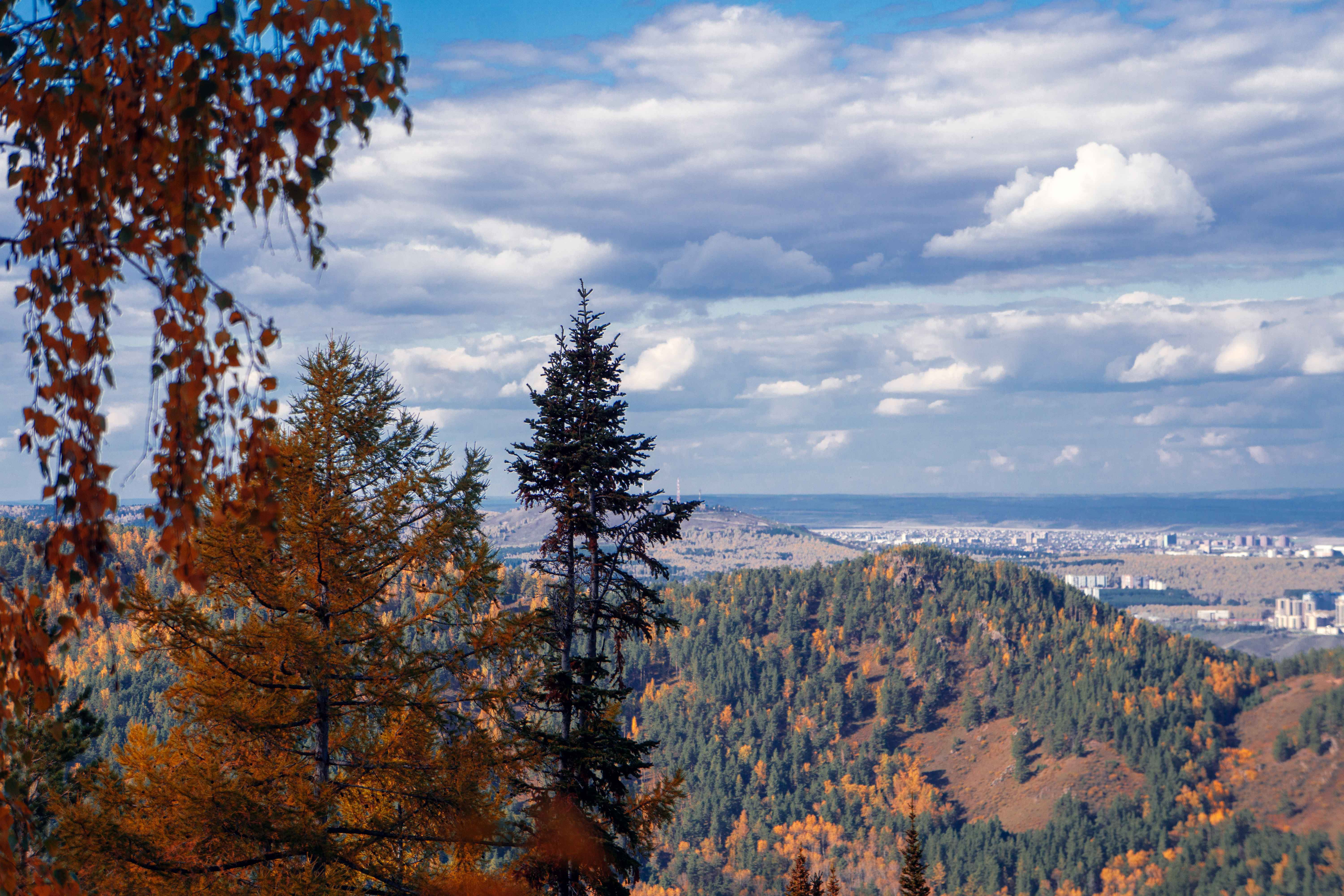 Бесплатное фото Прекаосный вид с высоты гор на город осенью