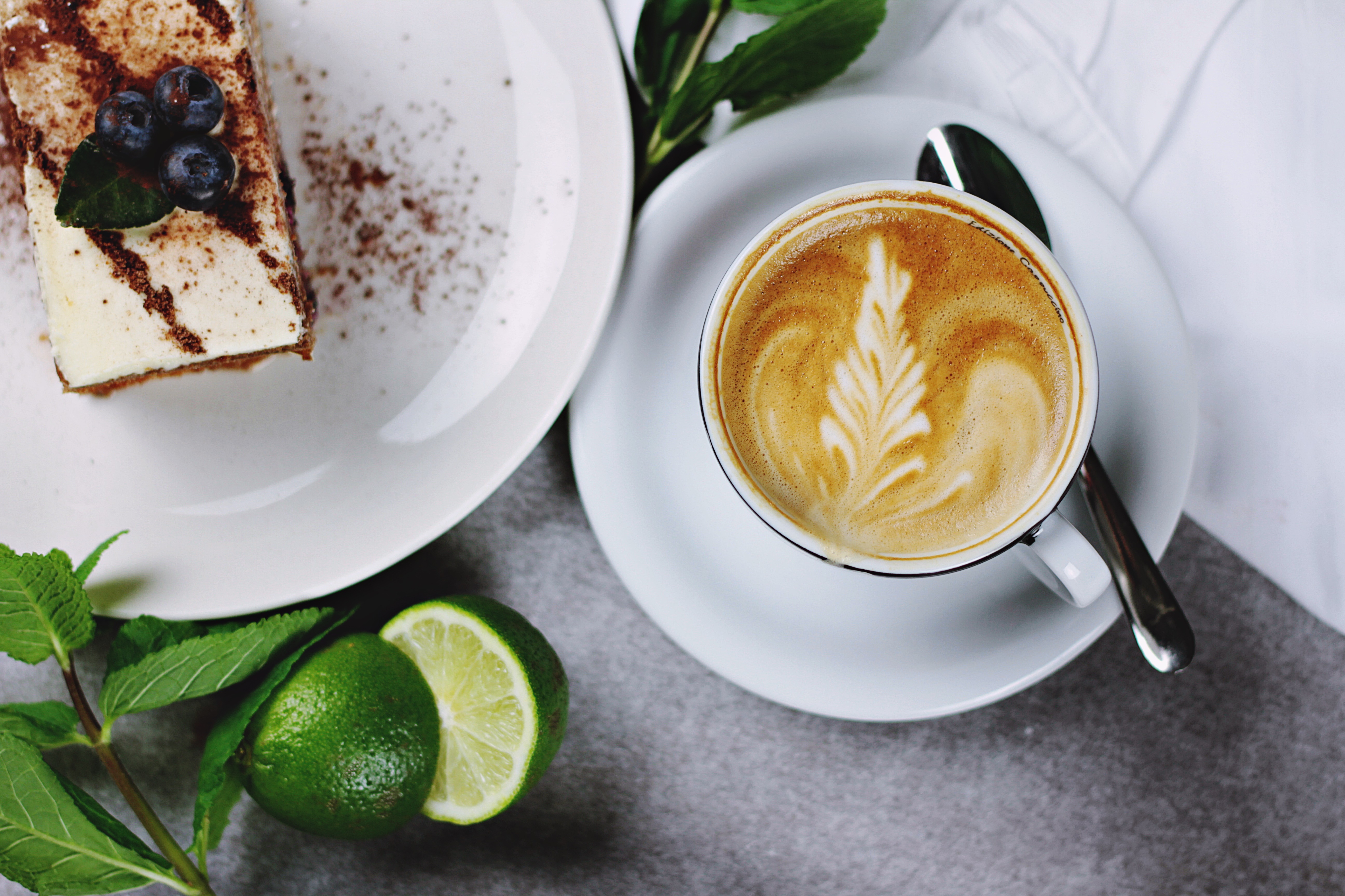 Free photo A cup of coffee and a slice of cake