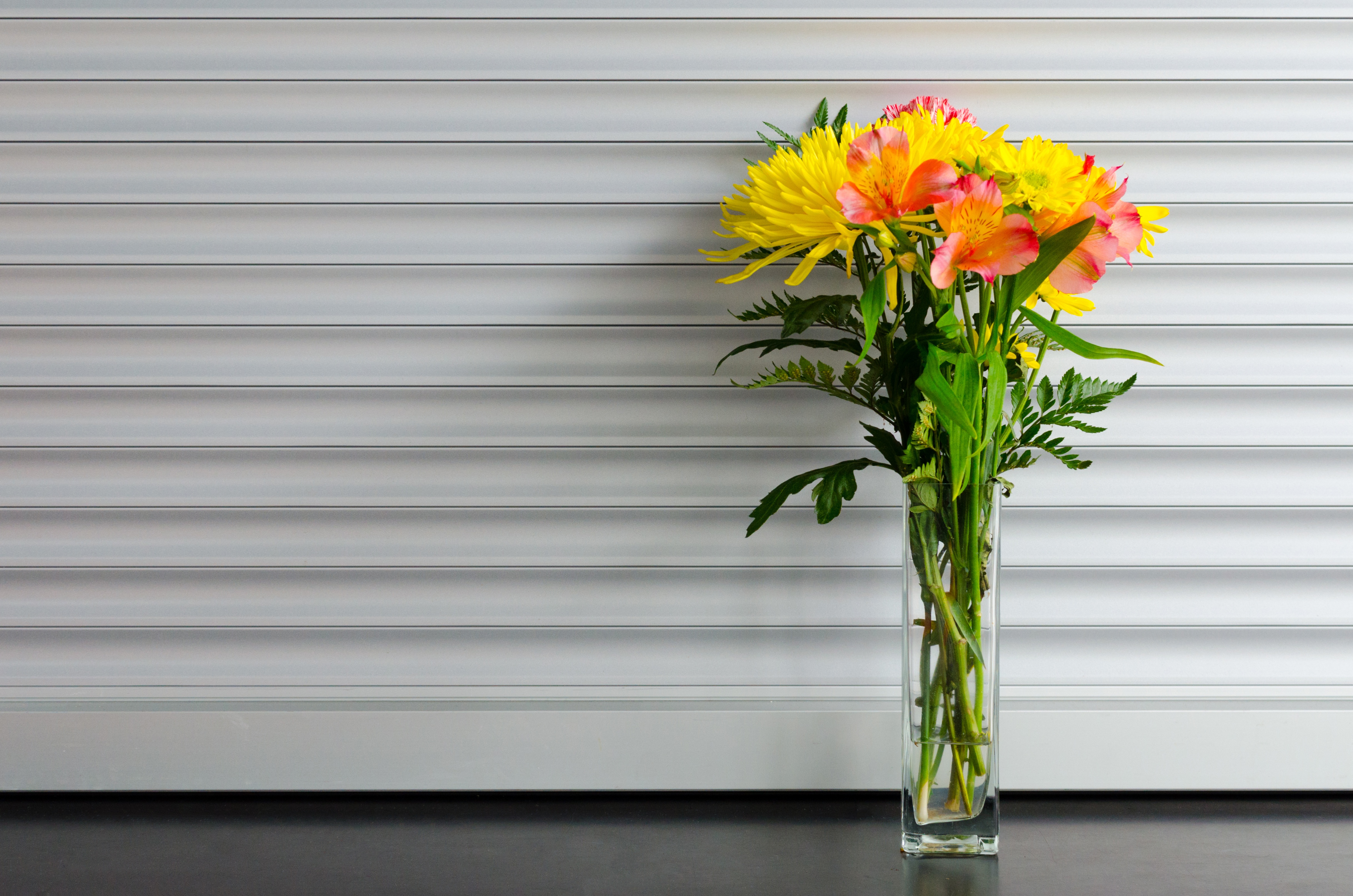 Free photo A bouquet of flowers in a transparent vase