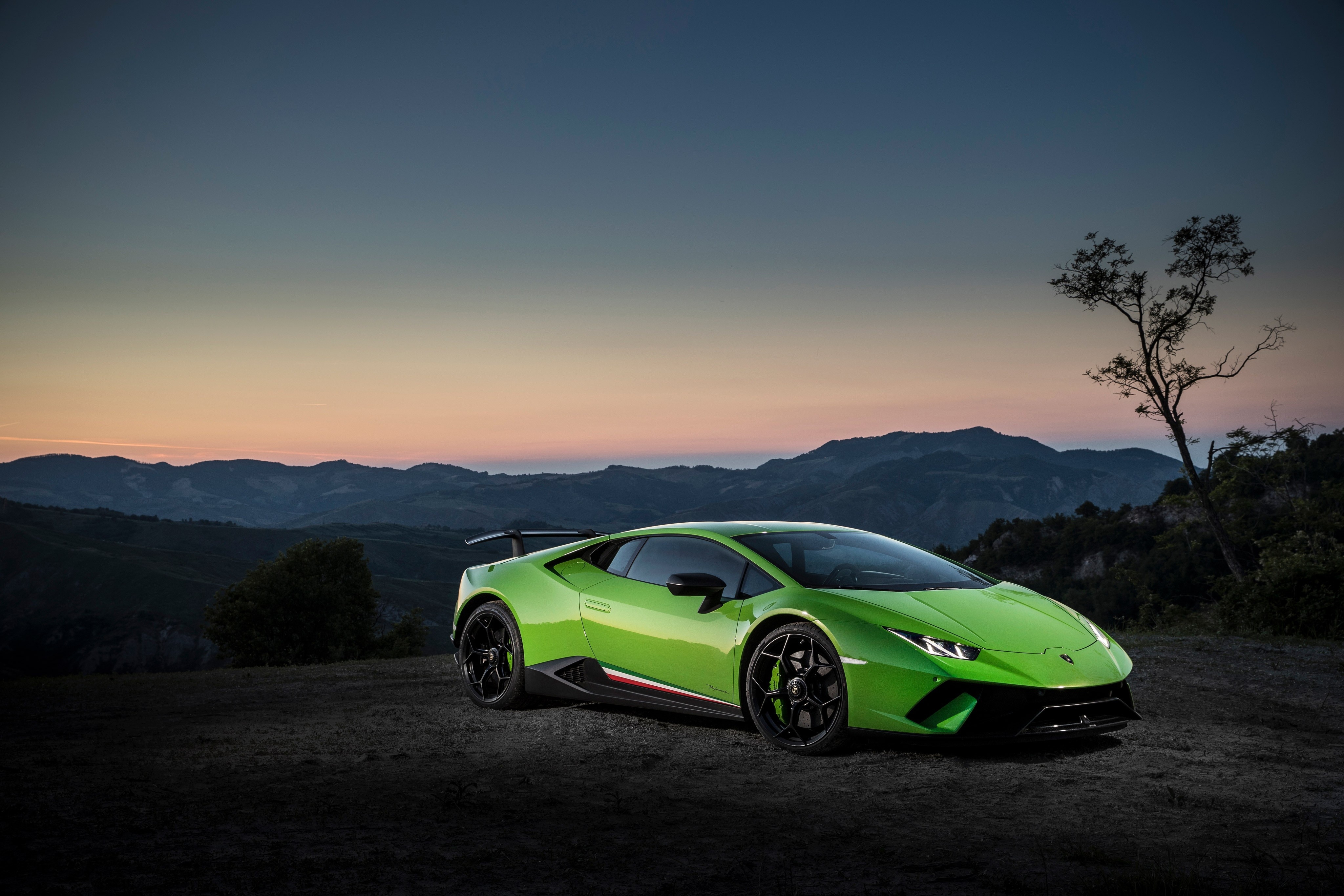 Free photo A saloon-colored Lamborghini Huracan at sunset