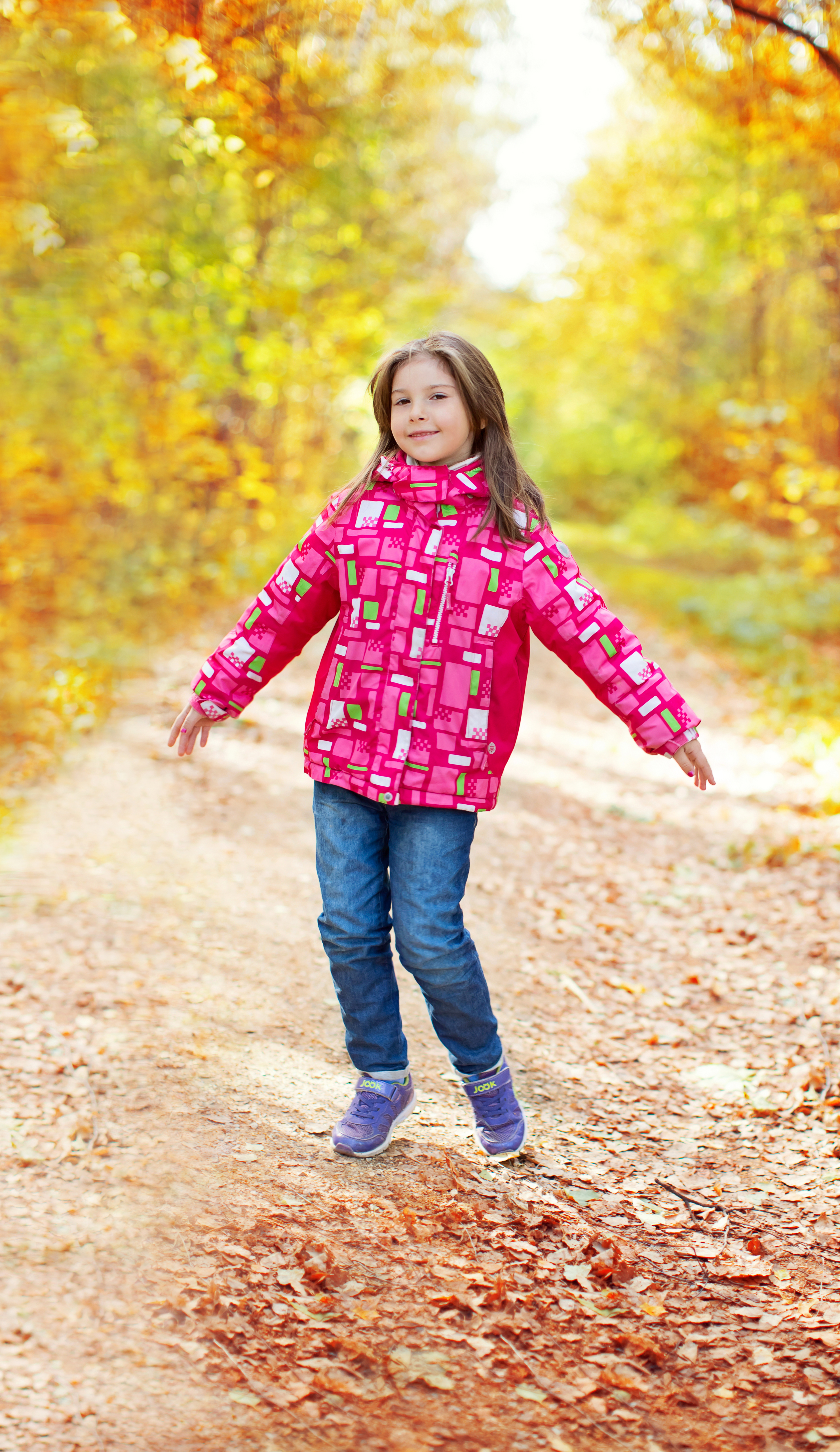 Free photo A beautiful little girl, in a pink jacket, in the fall woods