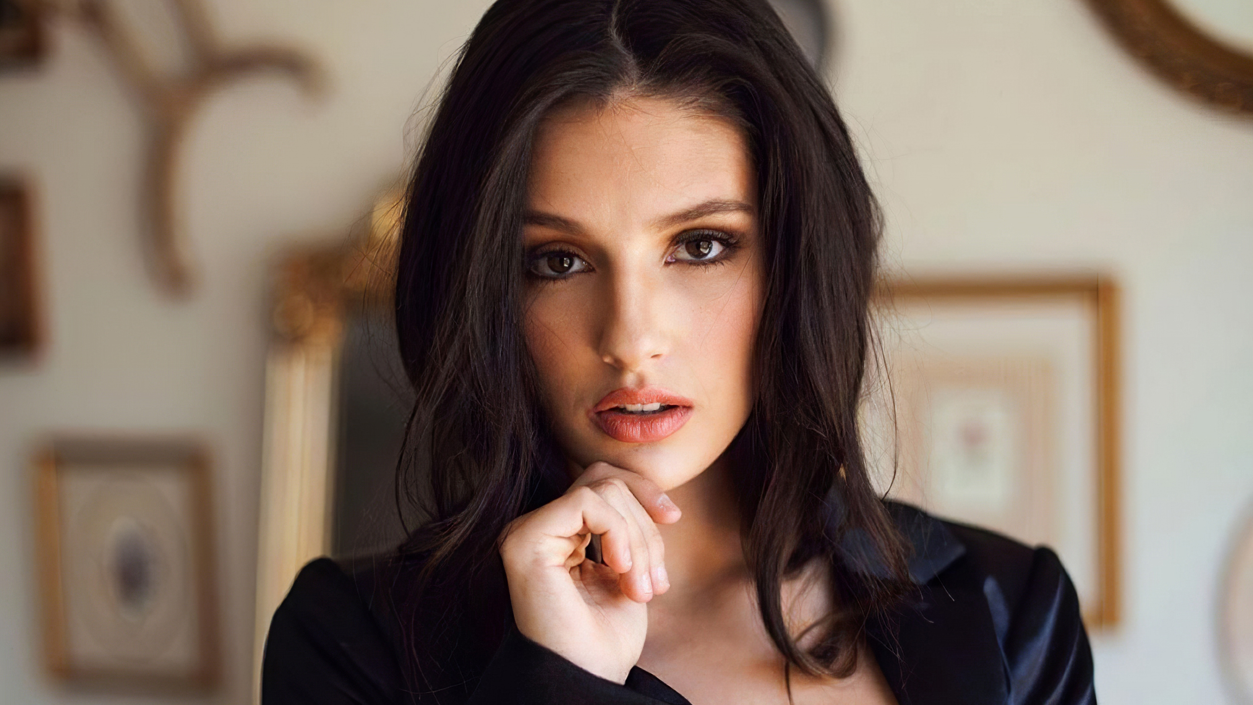 Free photo Portrait of a dark-haired girl in a black jacket