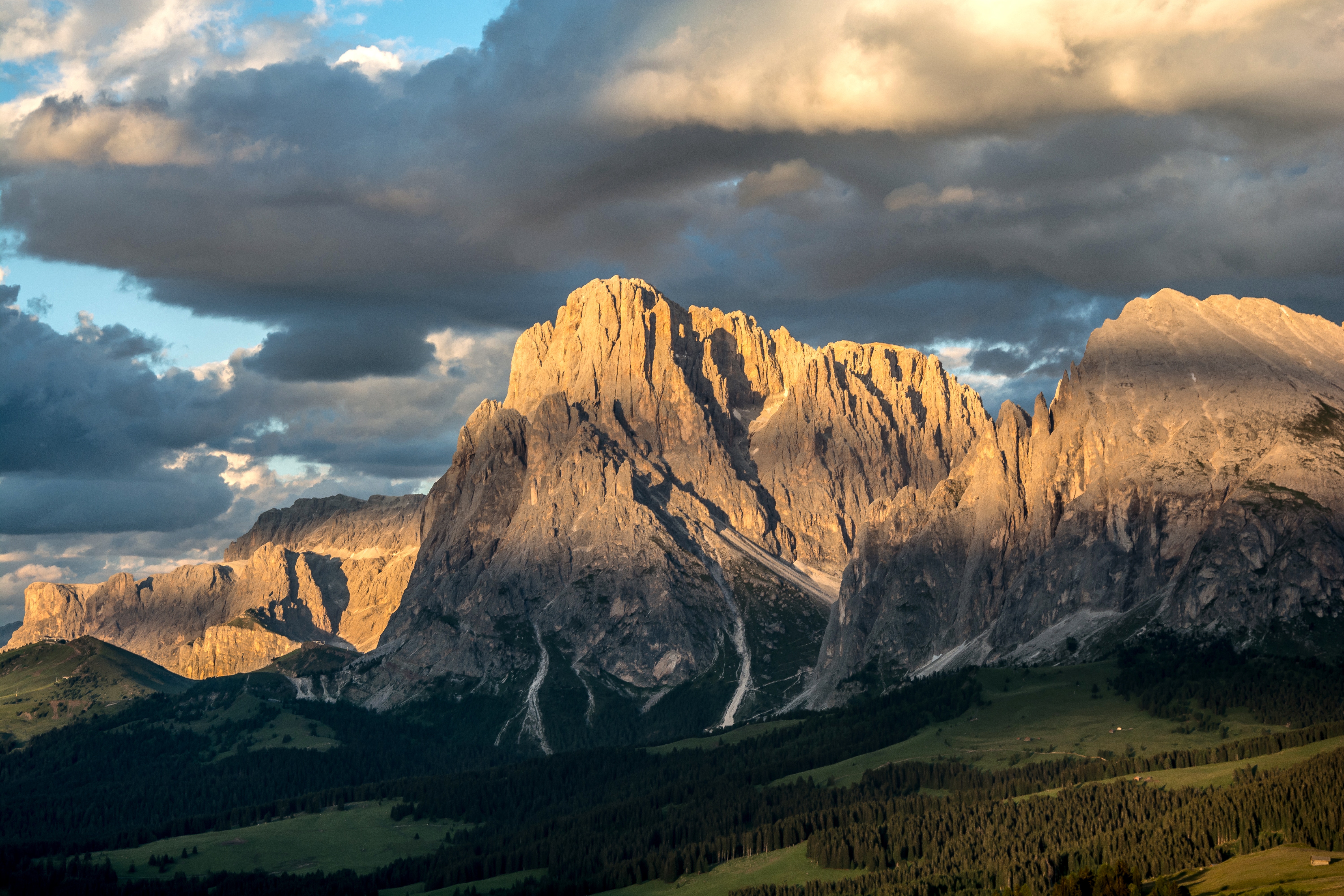 Free photo The mountain is half illuminated by sunlight during sunset