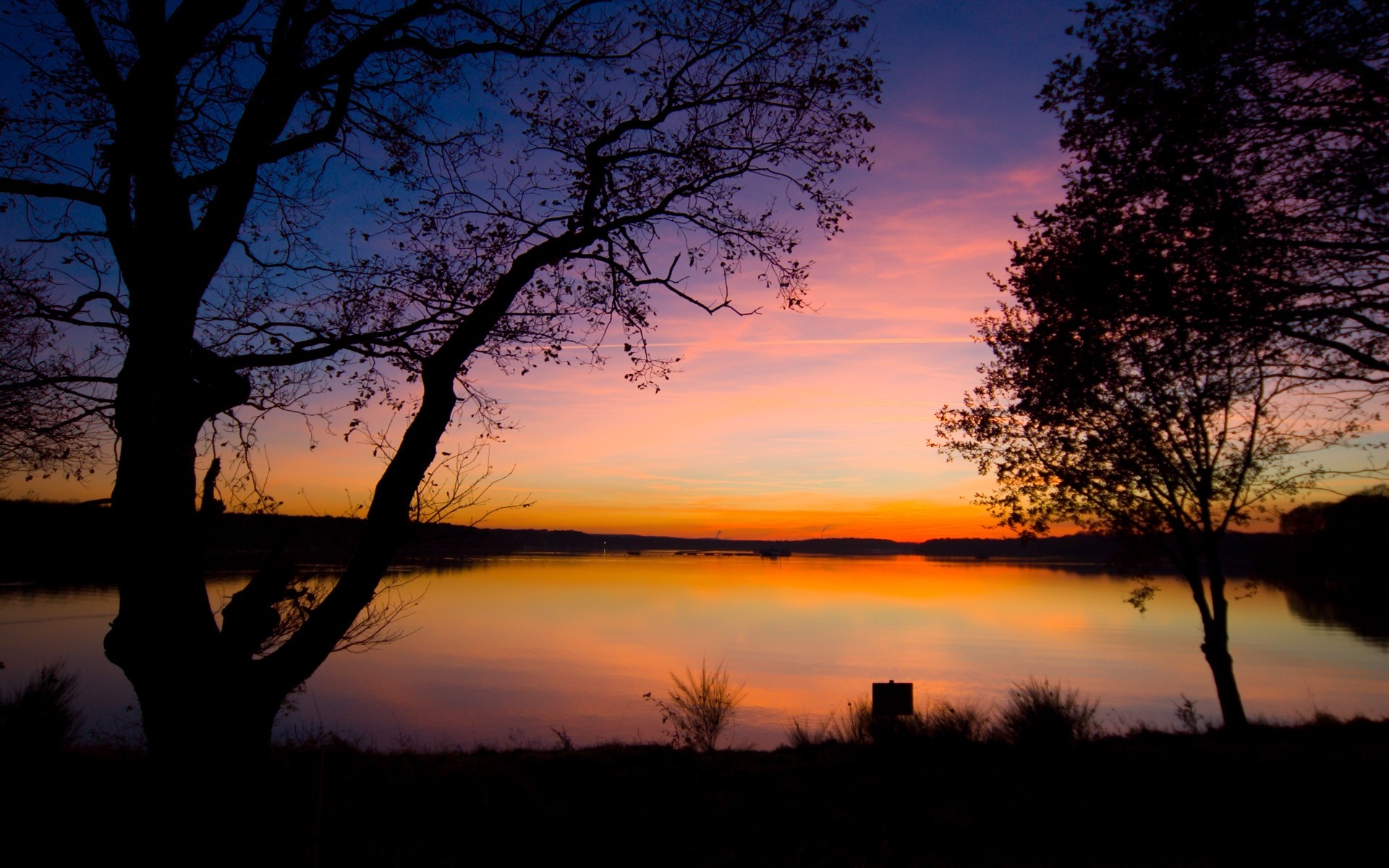 Free photo View of the evening river