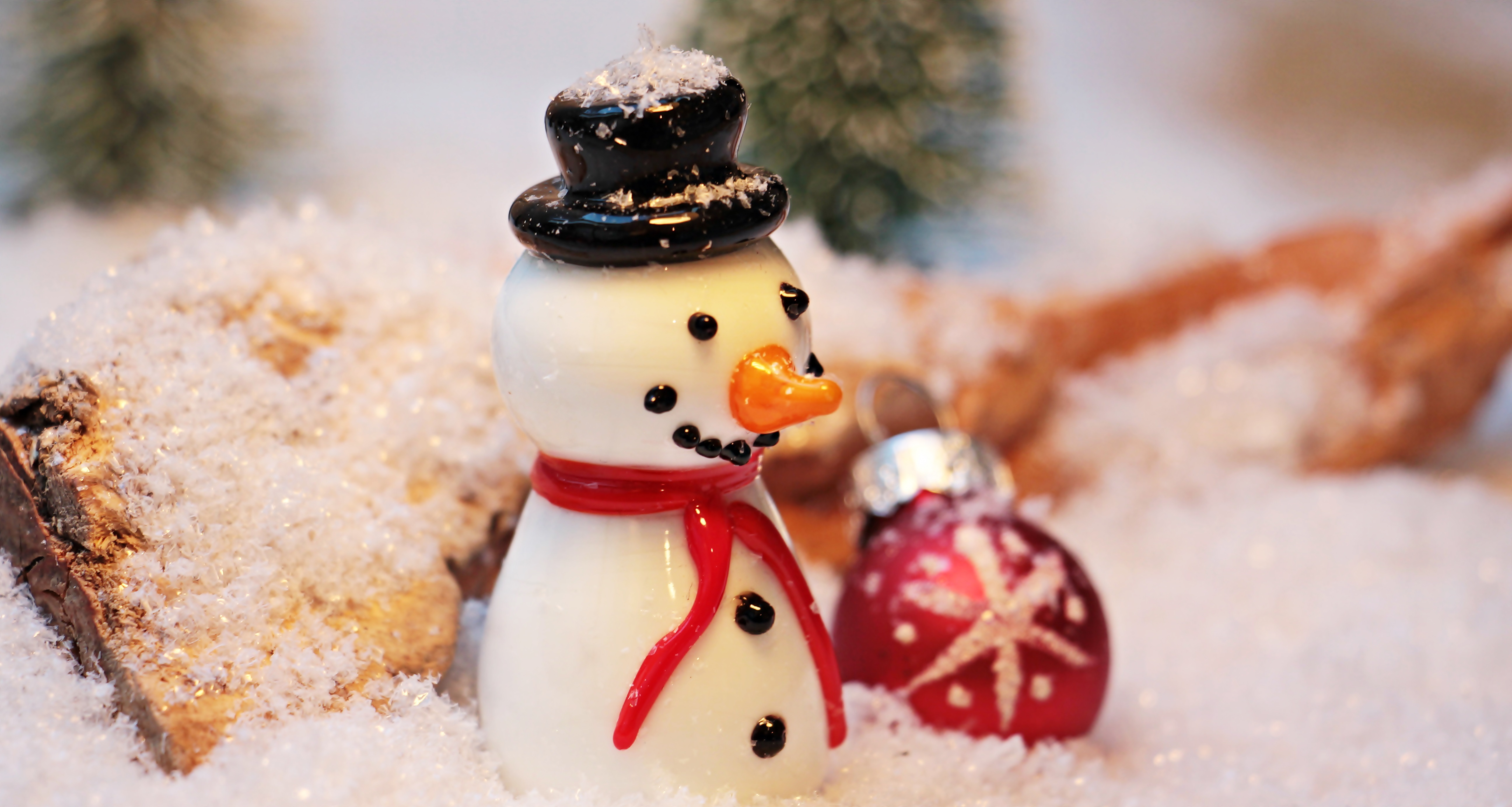 Free photo Porcelain snowman in artificial snow