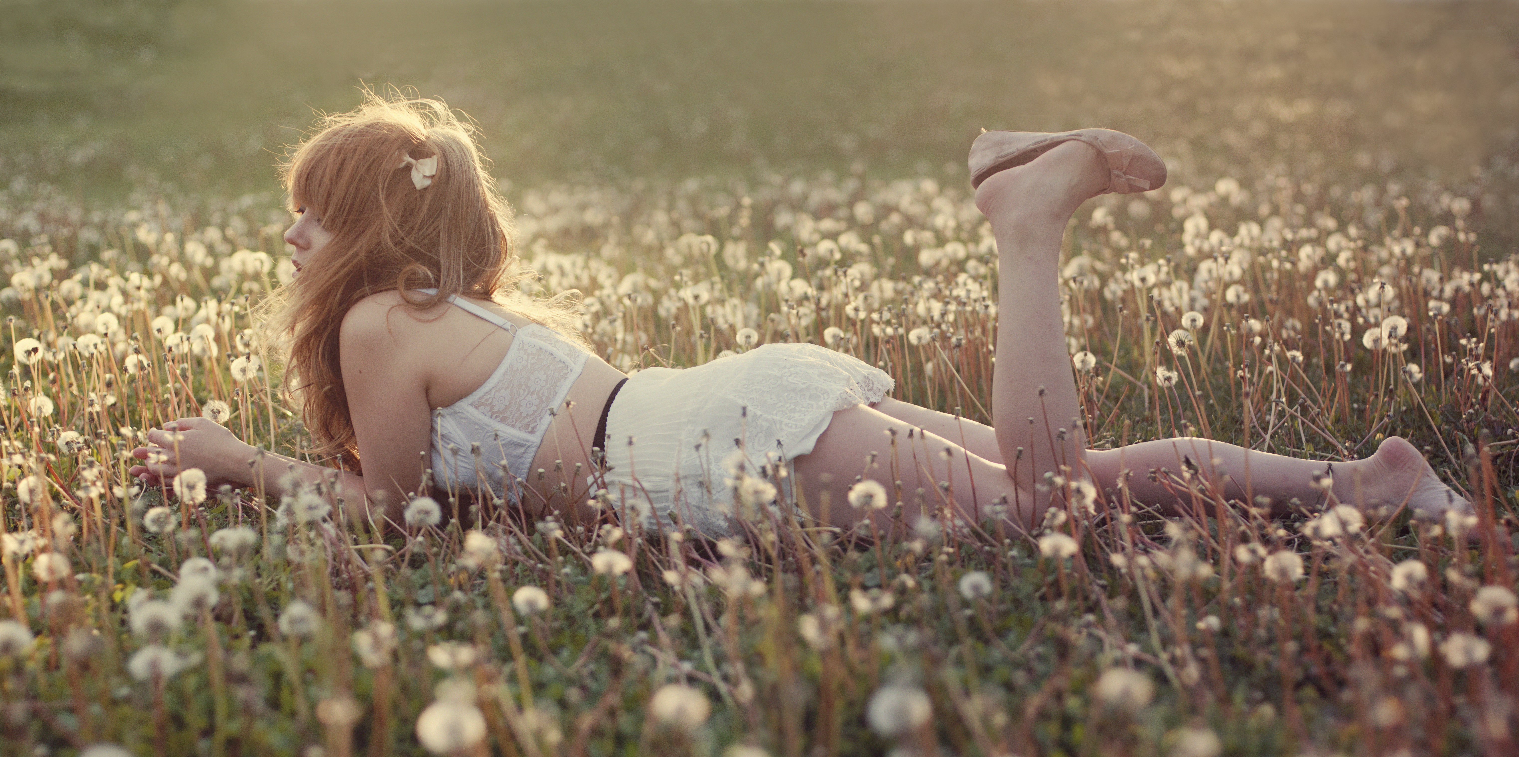 Девушка на поле с одуванчиками