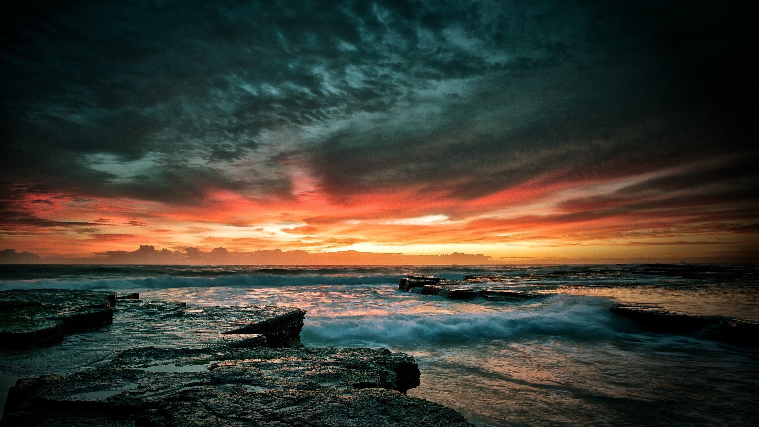 免费照片岩石海边的壮丽日落