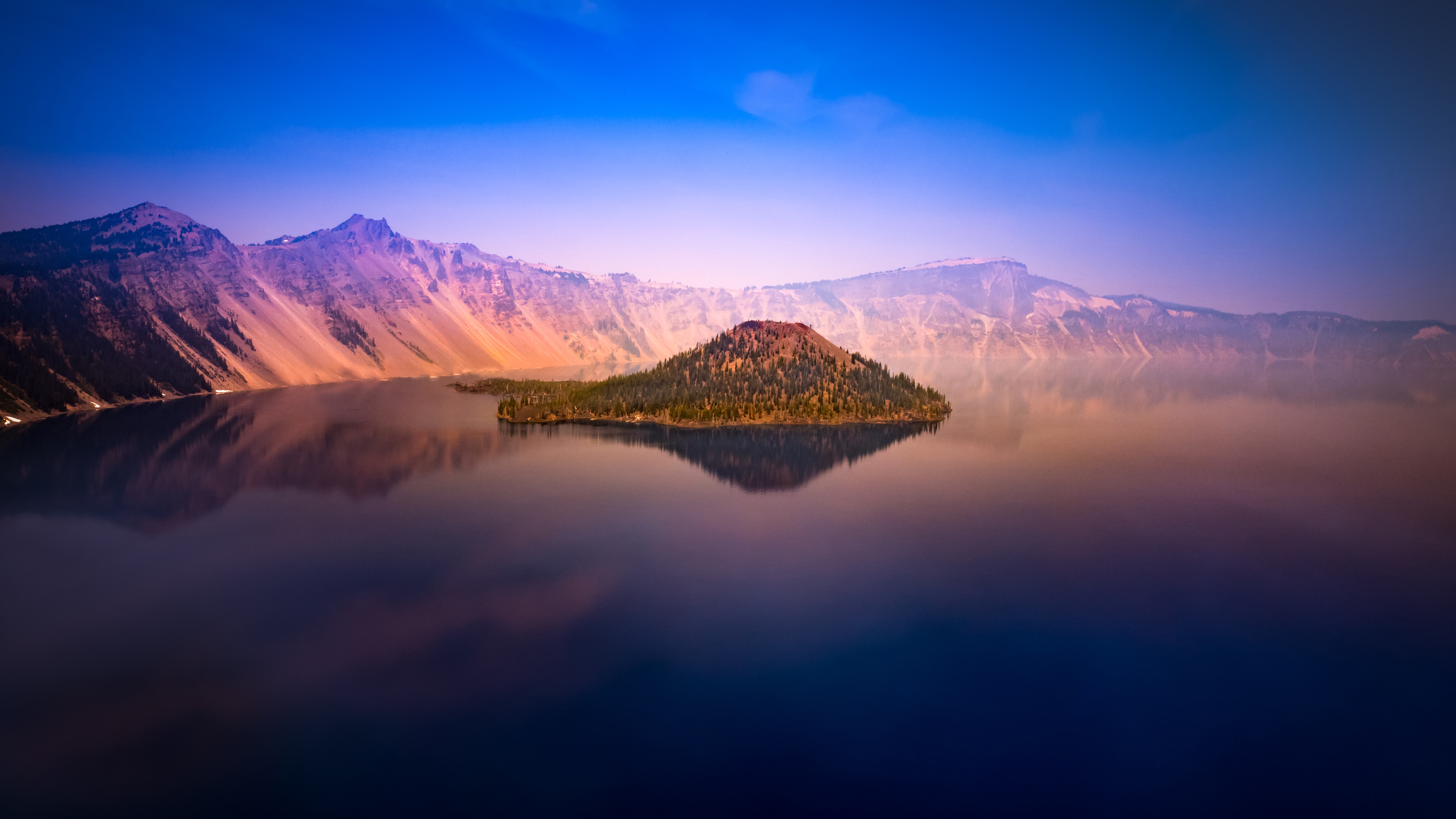 Free photo A large crater lake in the US state of Oregon.