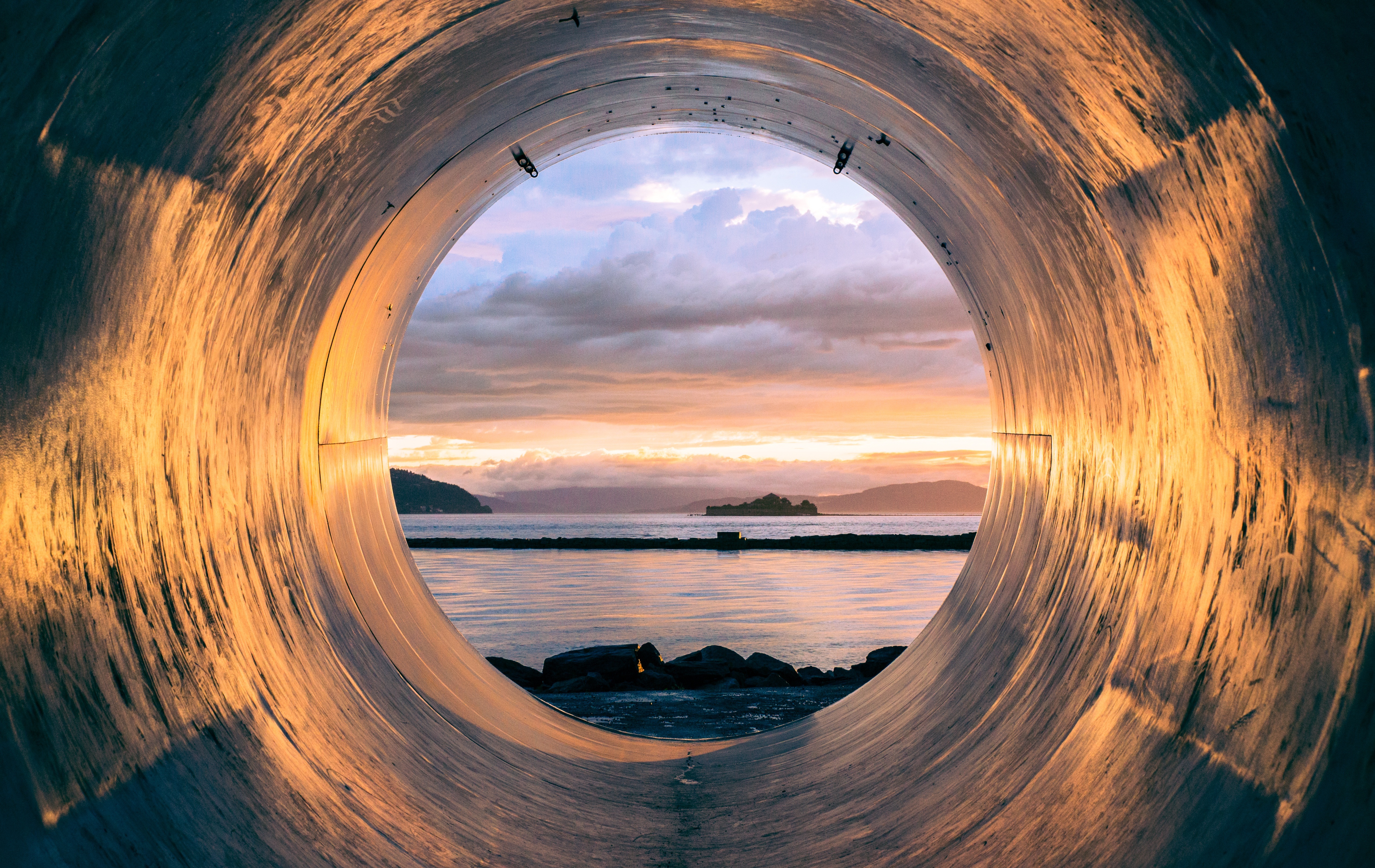 Free photo A view of the seashore from a drainpipe