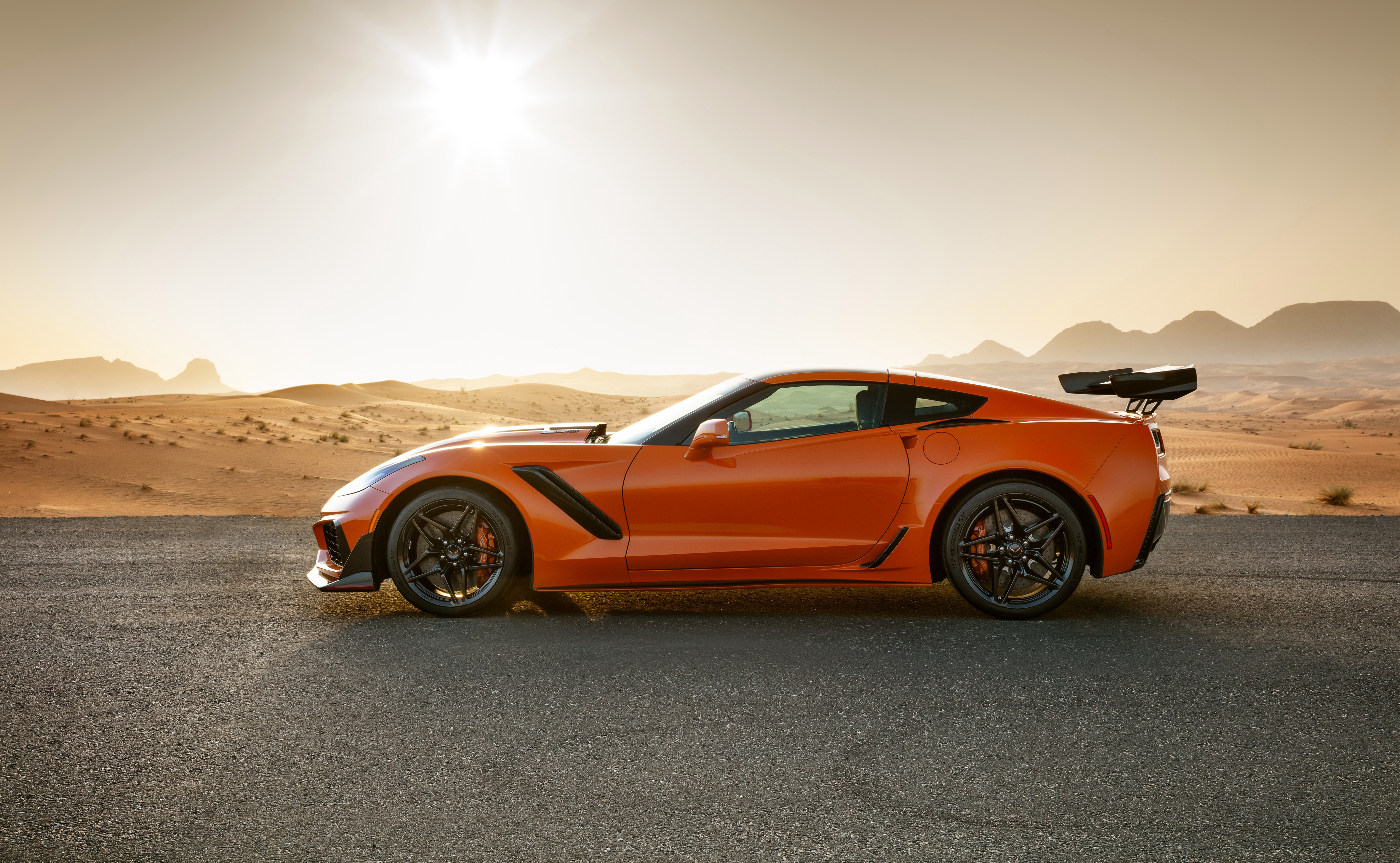 Бесплатное фото Оранжевый Chevrolet Corvette ZR1 на закате