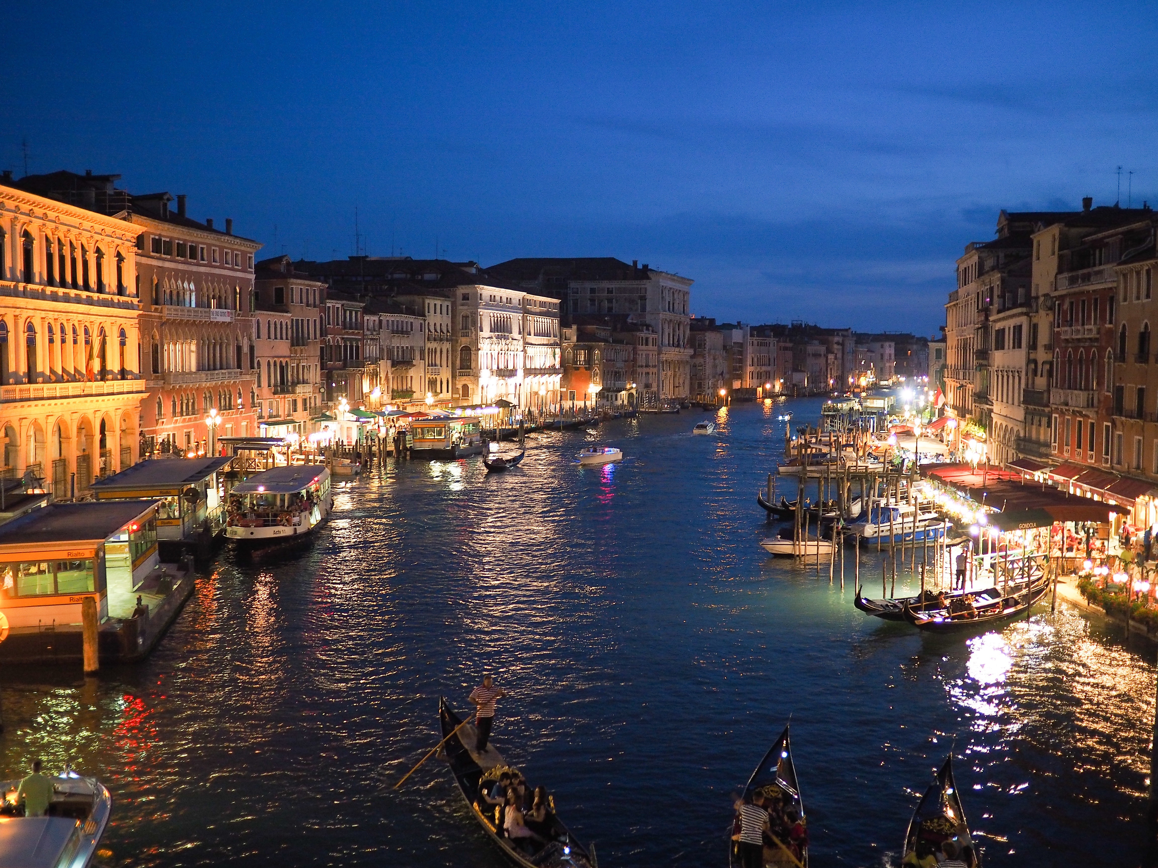 意大利的夜间运河