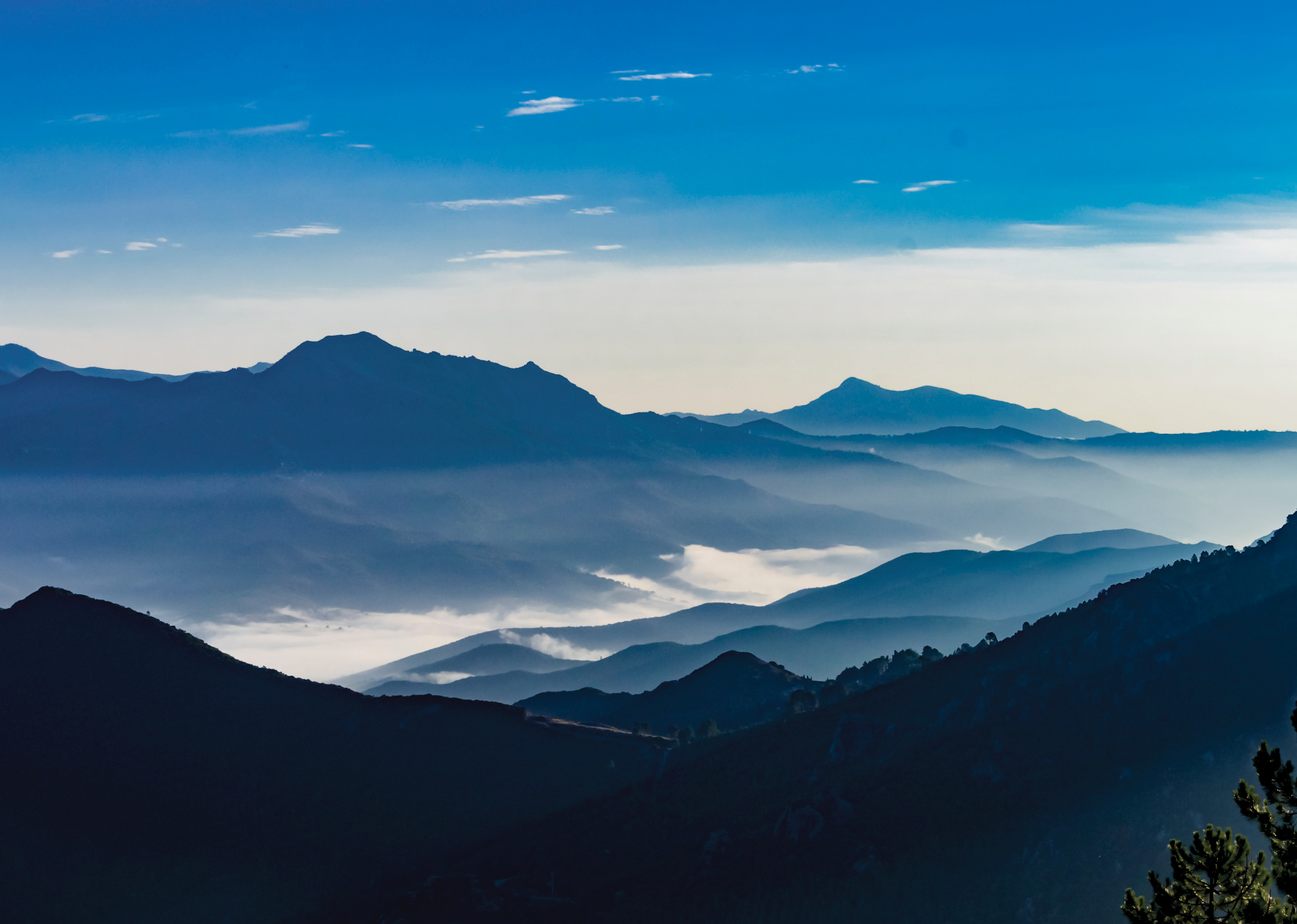 Free photo Blue blue sky over the mountain range of the Alps