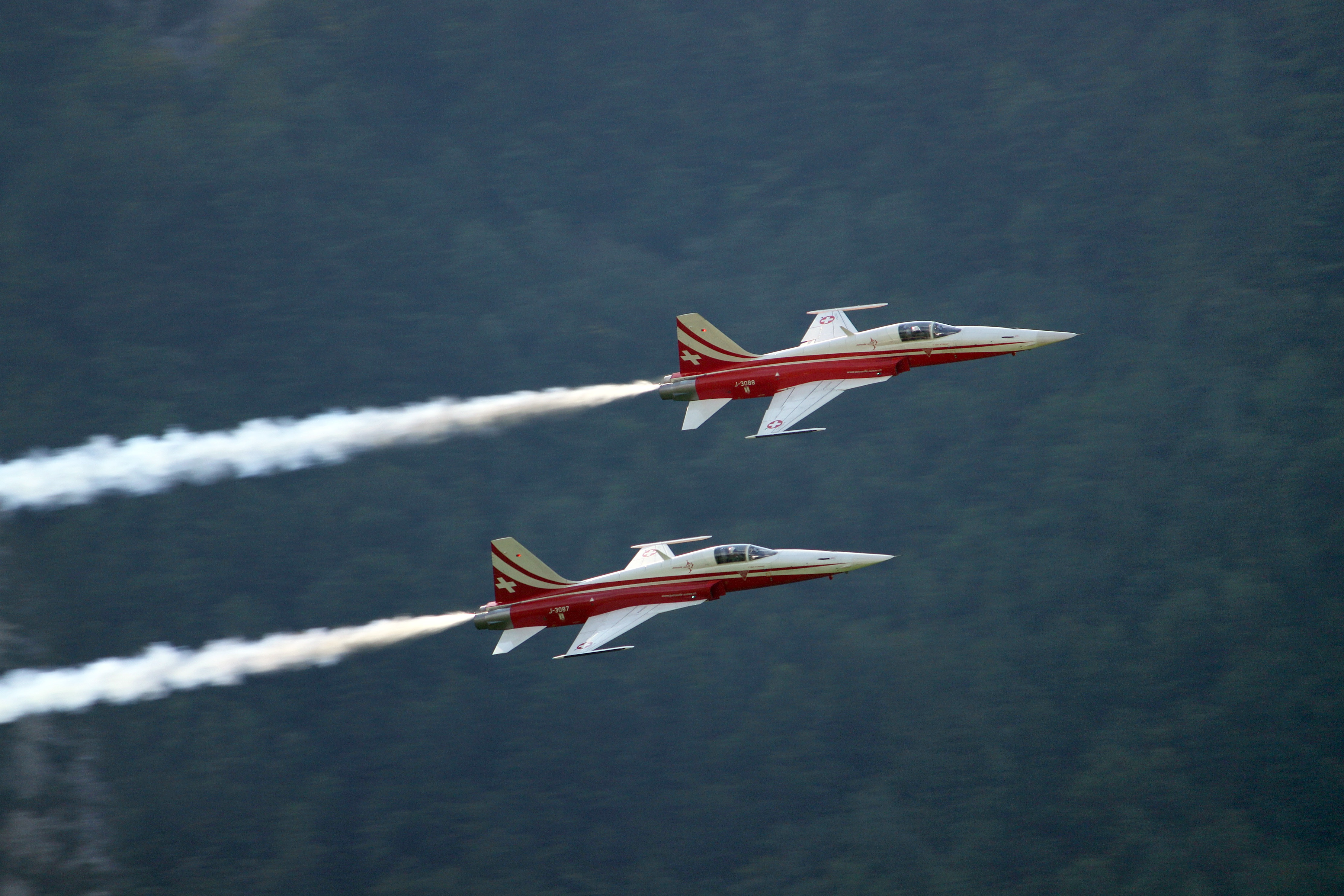 Free photo Two fighters in the sky put on a show