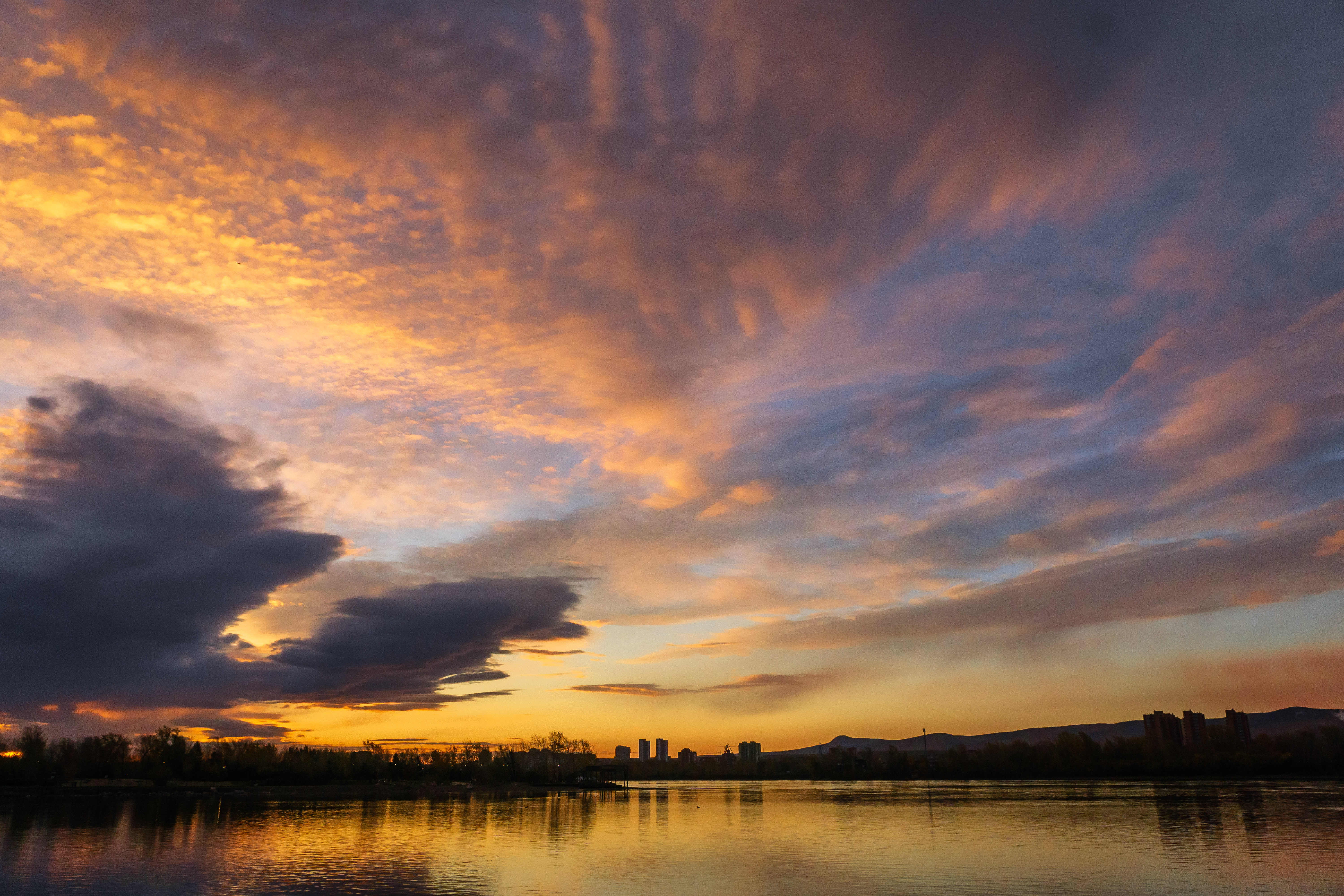 Яркий зимний рассвет над рекой в Сибири