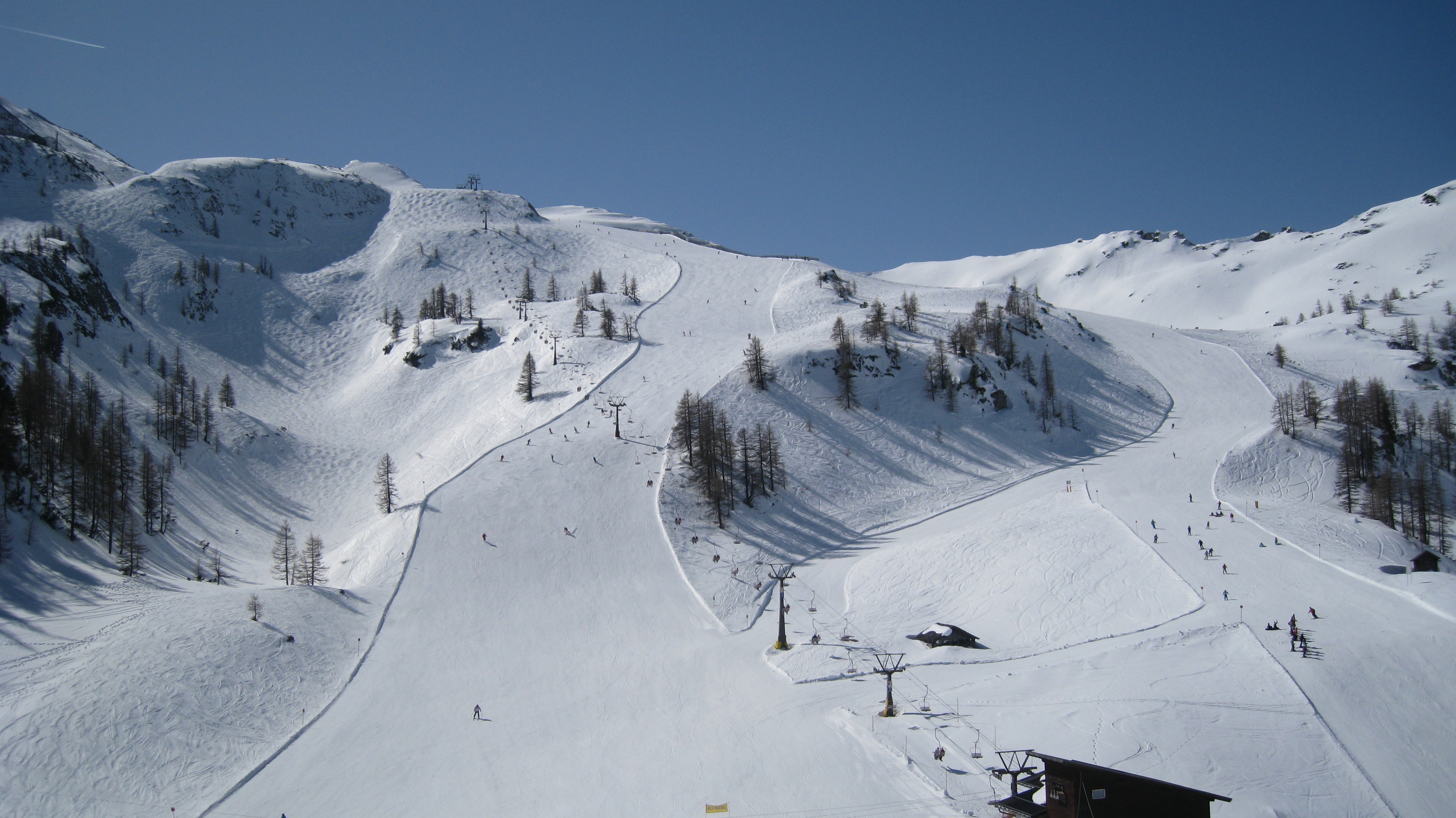 Free photo A bird`s-eye view of a ski resort