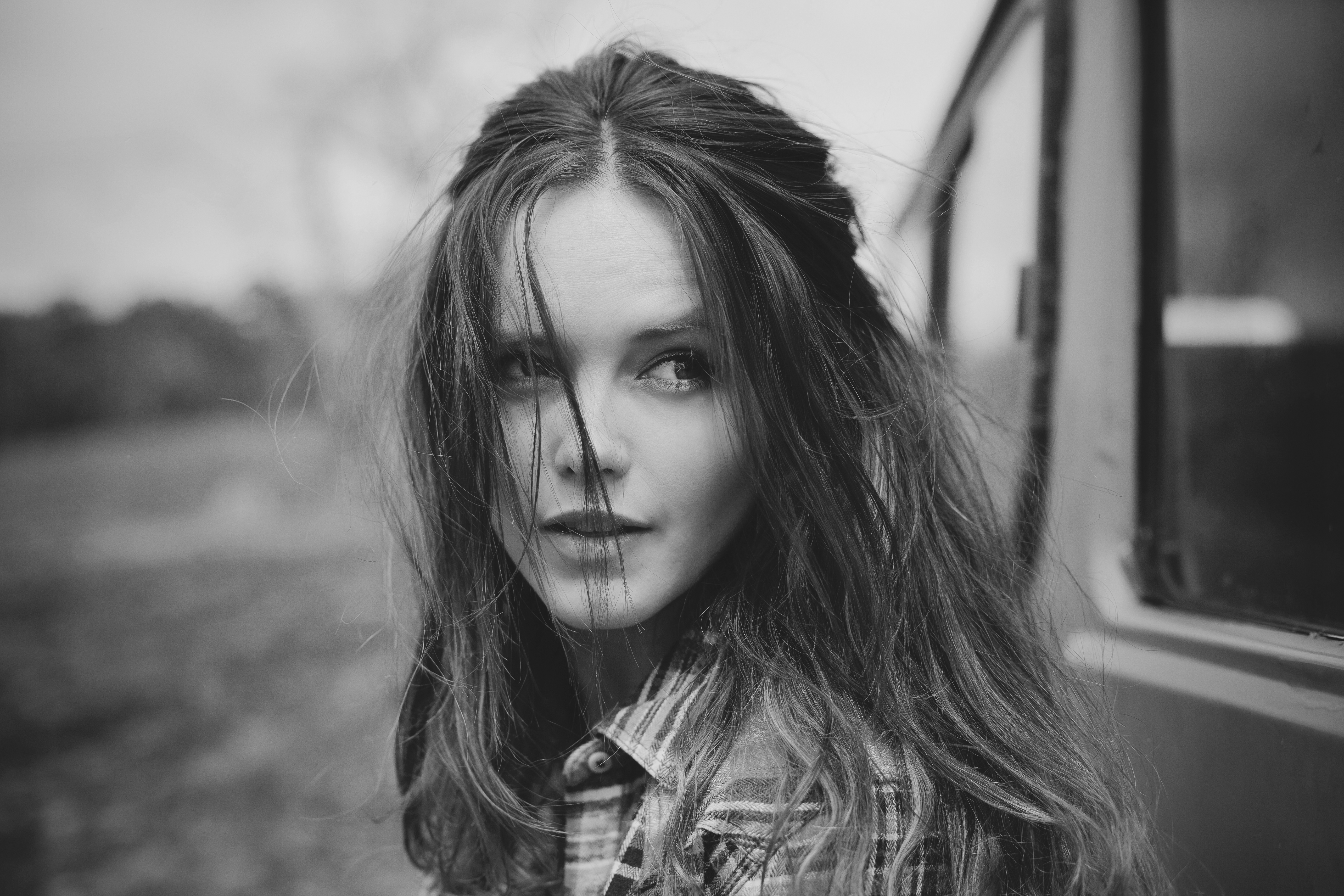 单色照片中的丽贝卡-新娘