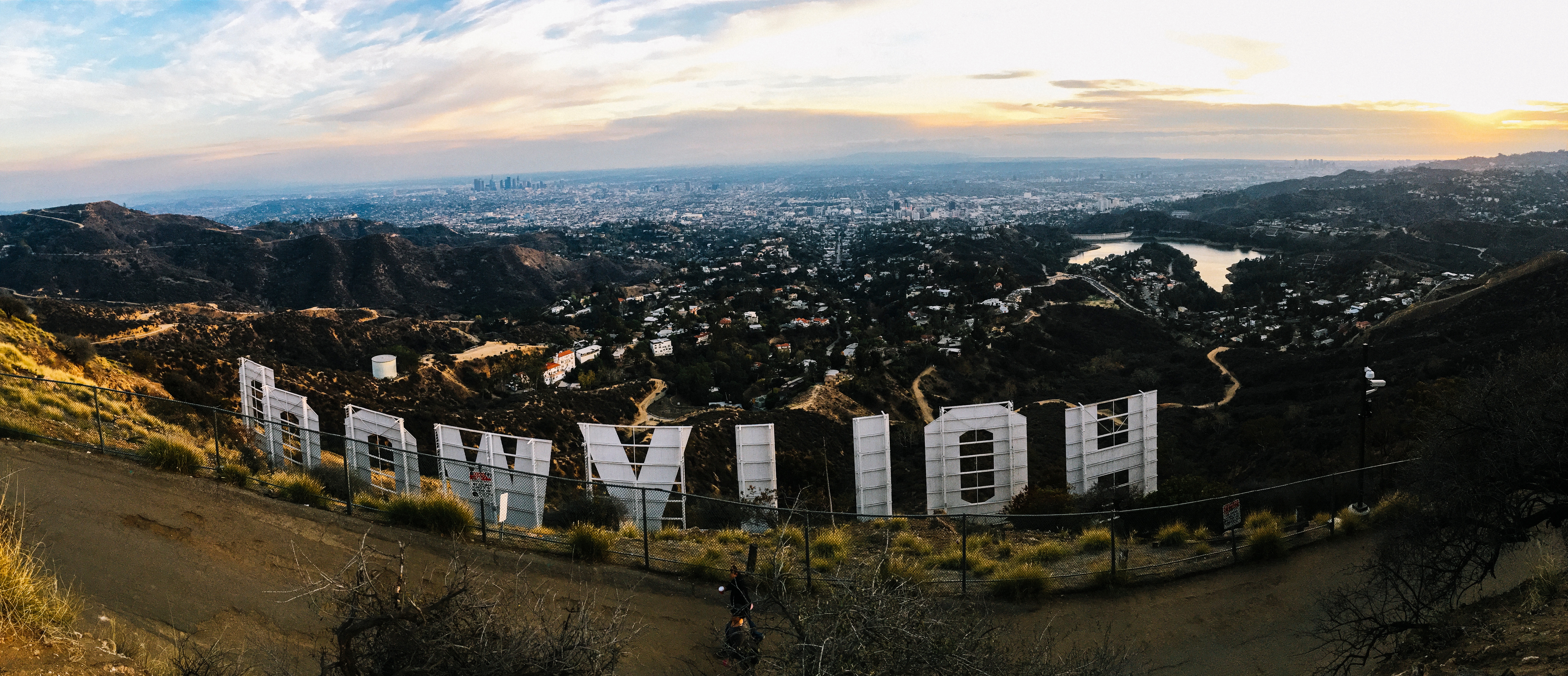 Free photo A large cityscape on the side of the letters hollywood