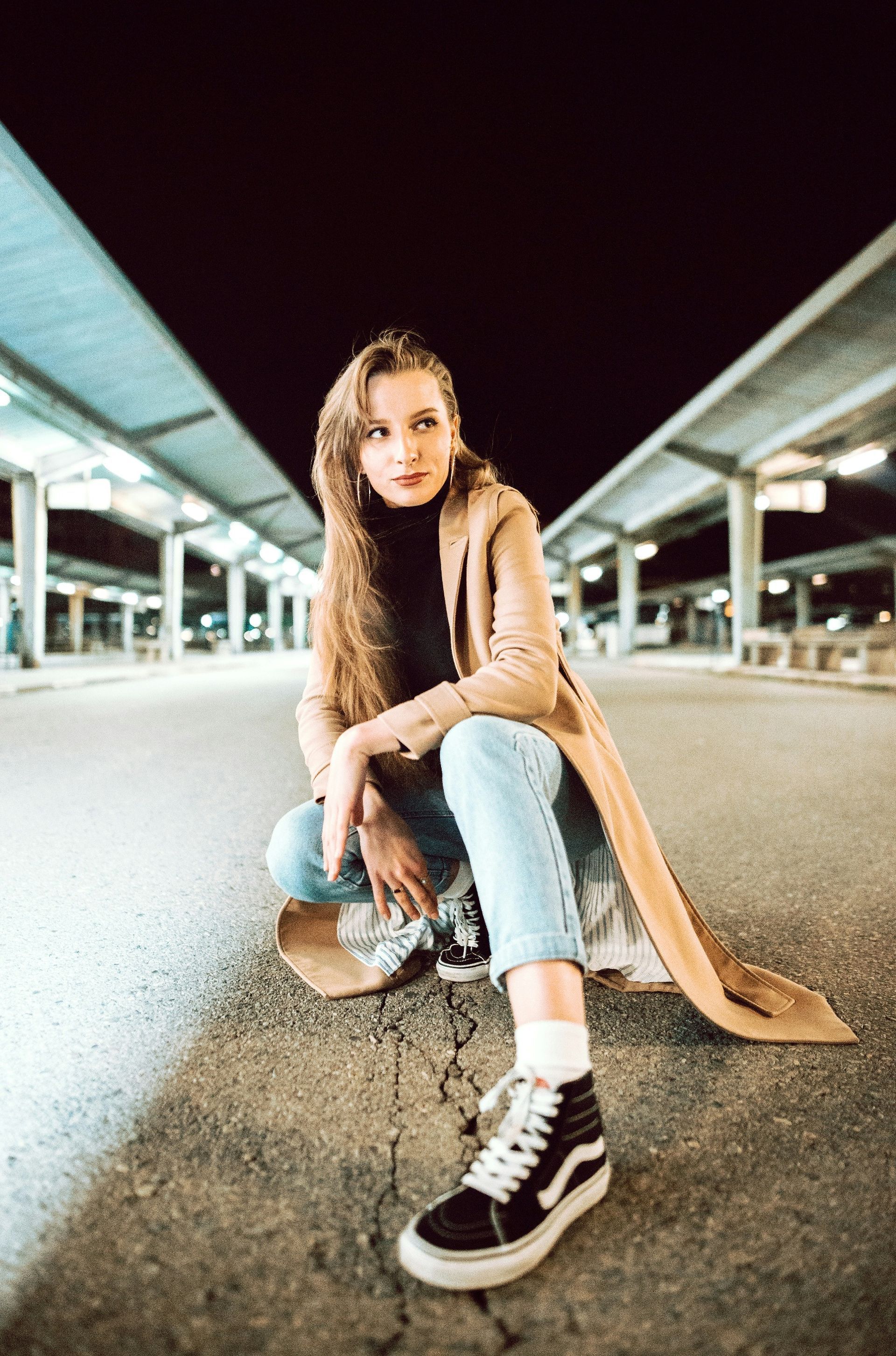 Бесплатное фото Красивая девушка, позирует на ночном вокзале.