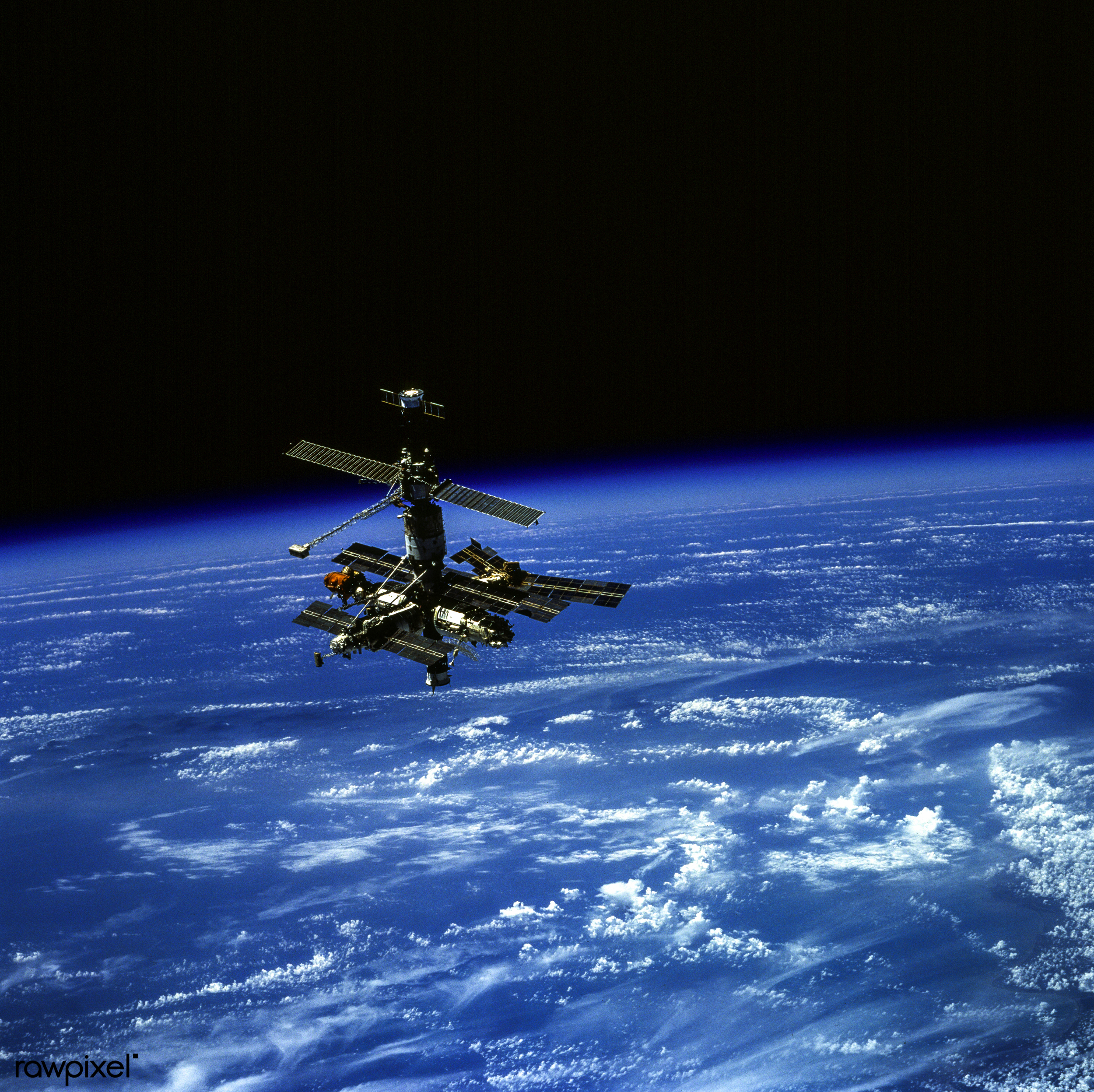 桌面上的壁纸俄罗斯和平号空间站 位于地球的地平线上 原件来自NASA 经过数字增强 生像素