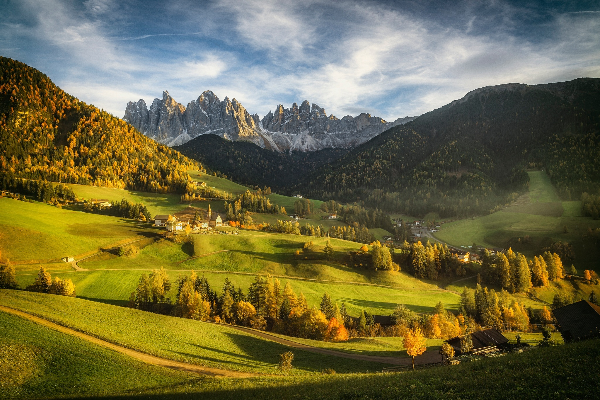 Free photo Hilly terrain in Italy in sunny weather