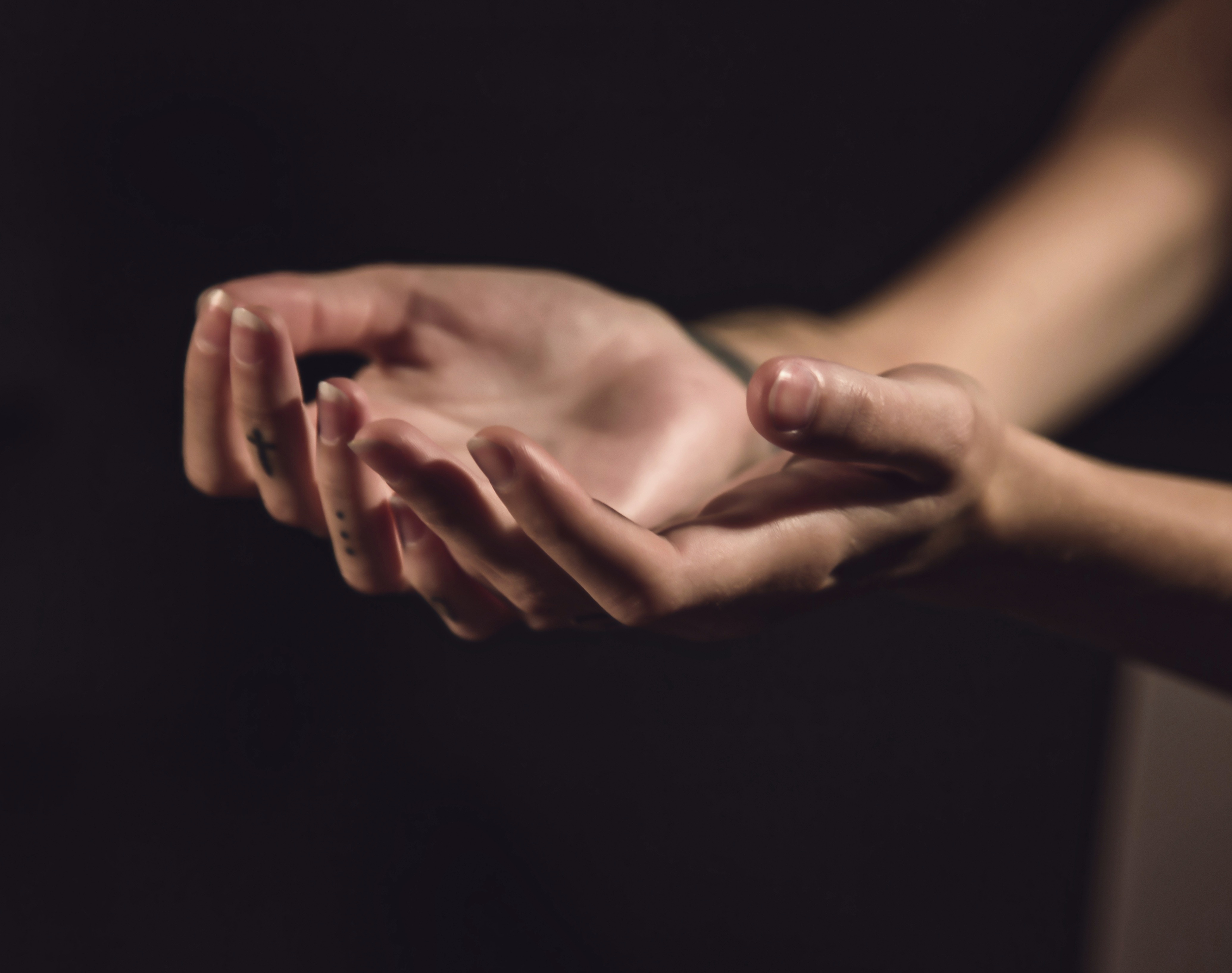 桌面上的壁纸手动 人品 图片