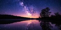 Млечный Путь отражается в спокойной глади ночного озера.