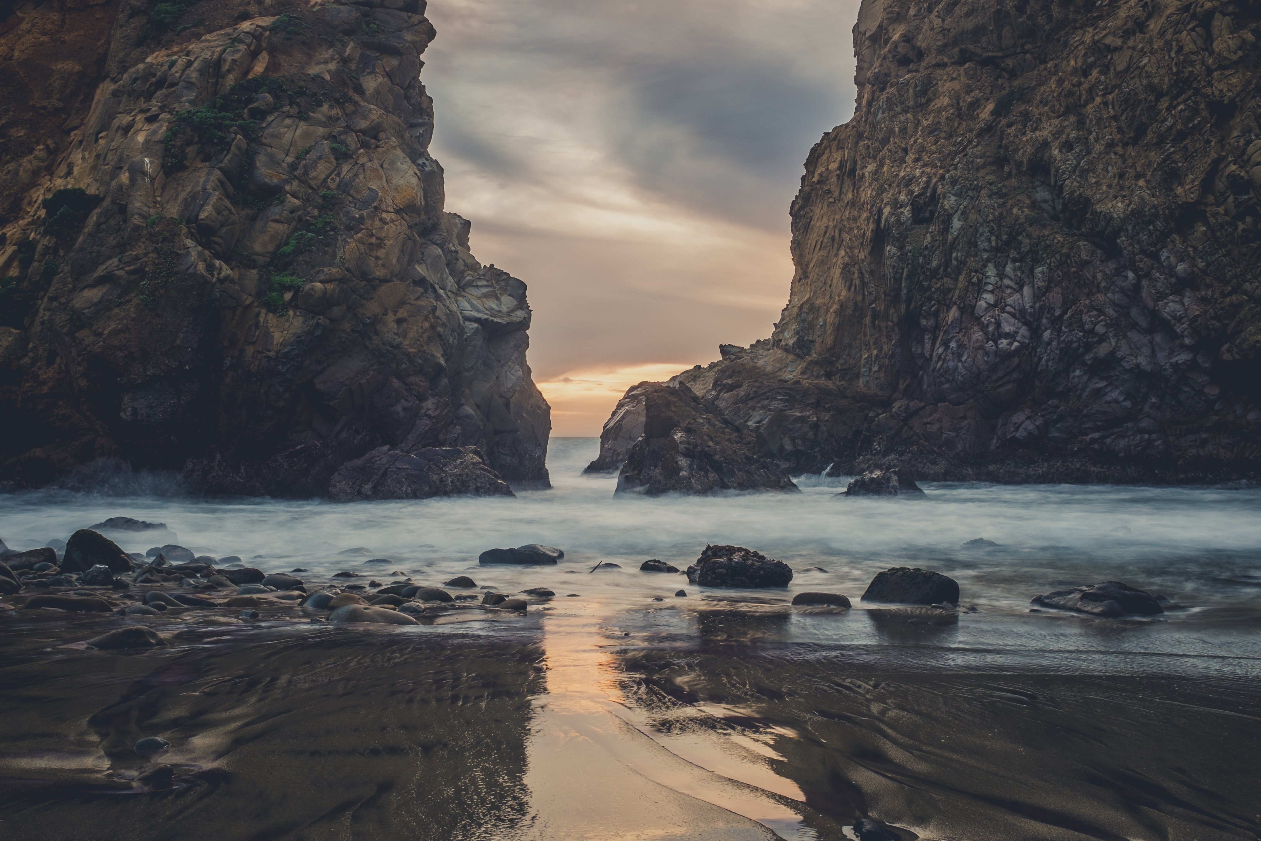 Free photo The sea shore with rocks