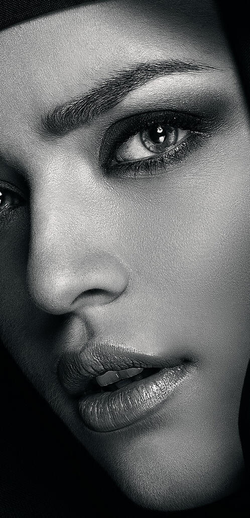 Бесплатное фото Черно-белый портрет девушка и черная ткань