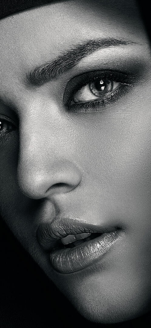 Бесплатное фото Черно-белый портрет девушка и черная ткань