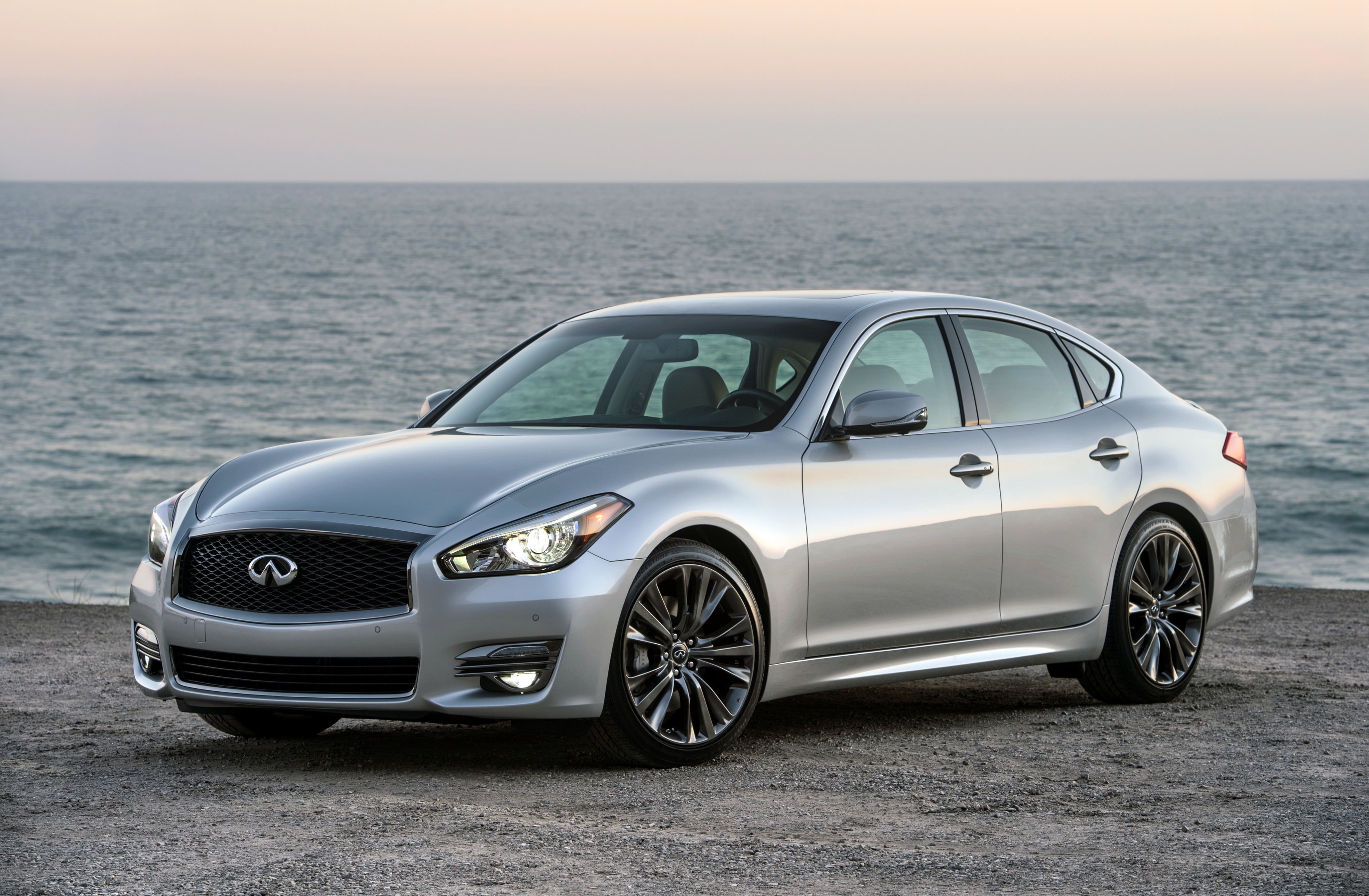 Free photo Infiniti Q70 Premium Select Edition gray