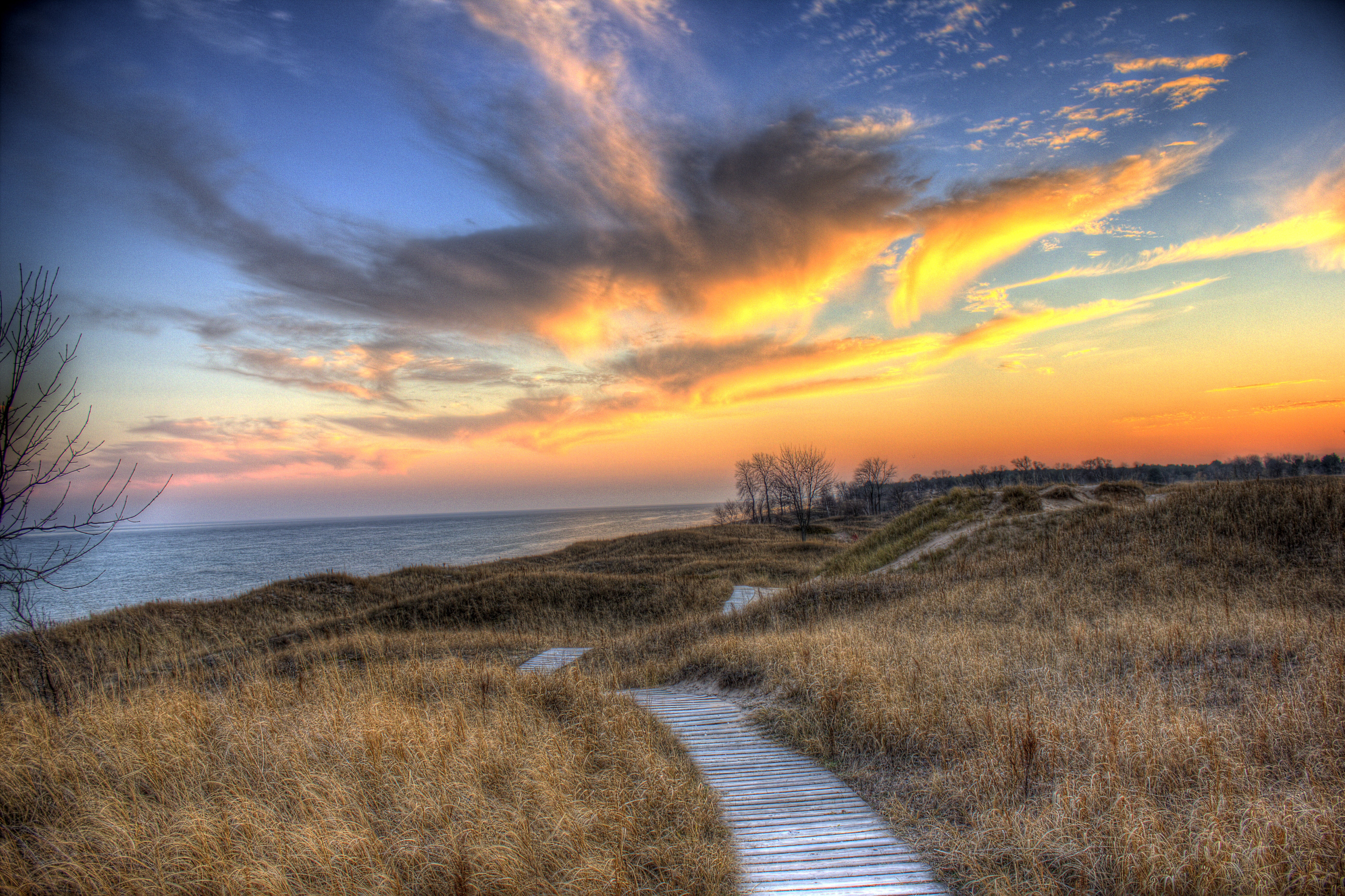 Free photo A wooden path going to the beach of the sea