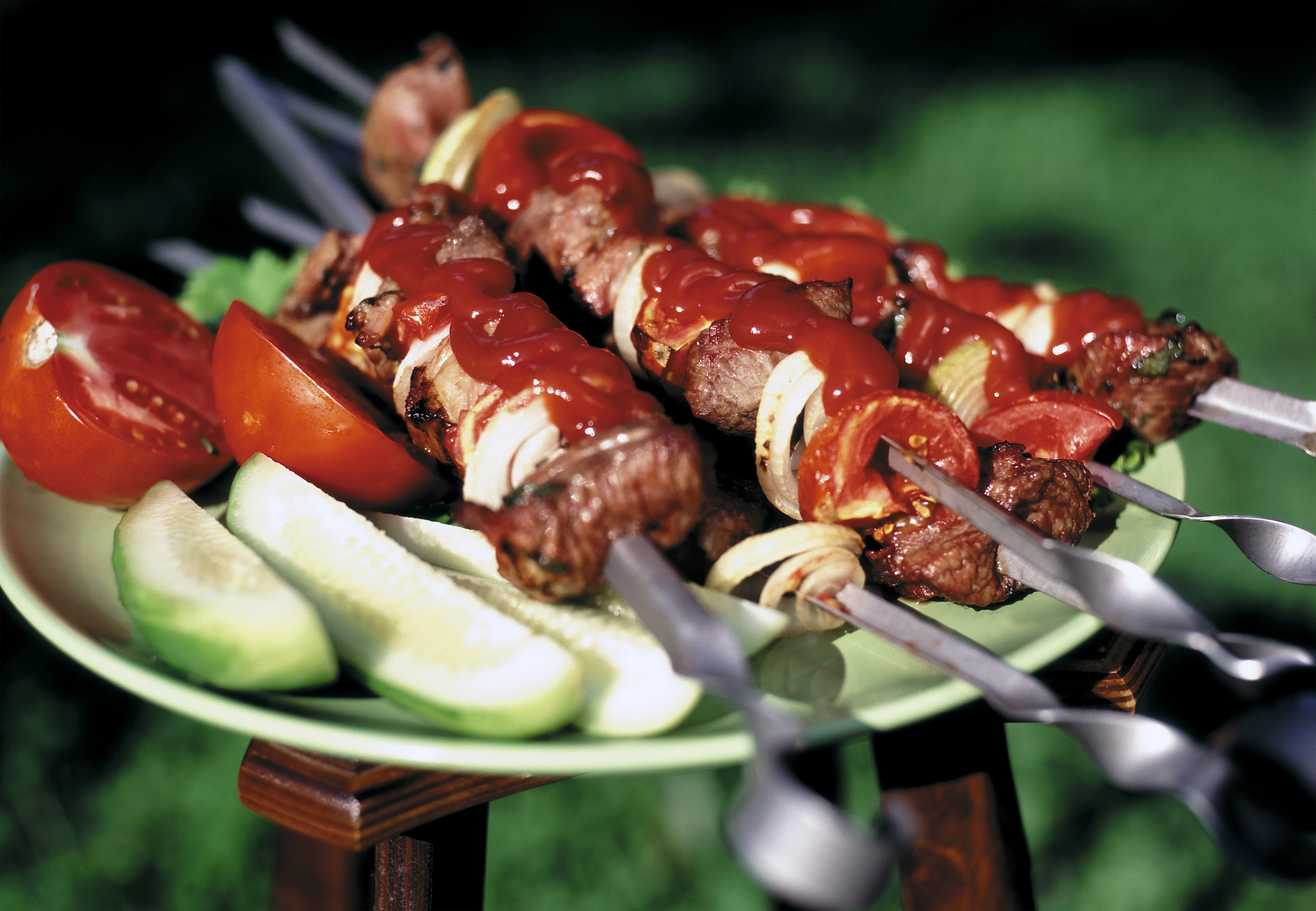 Free photo Shashlyk on skewers with vegetables