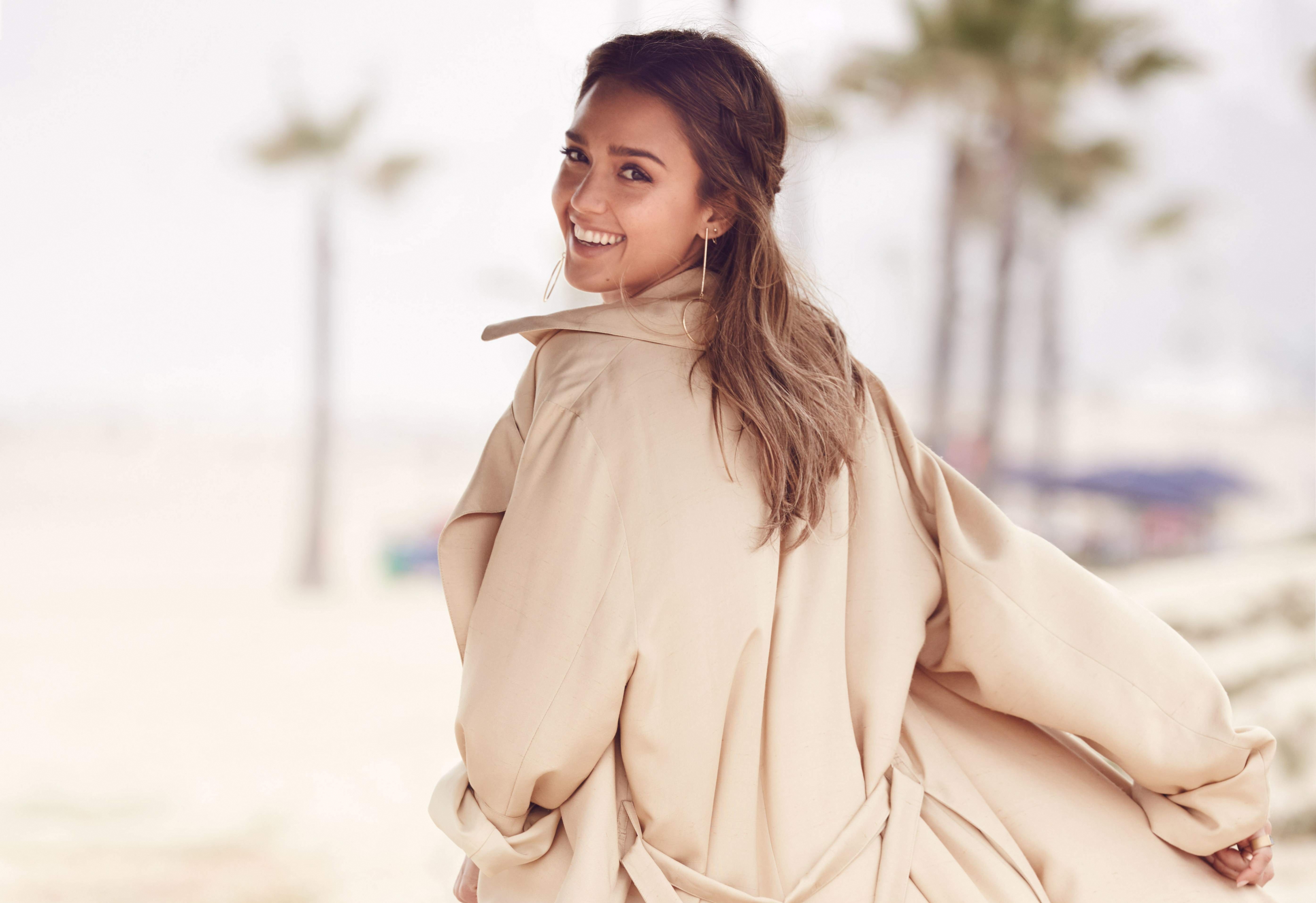 Wallpapers Jessica Alba view from behind smiling on the desktop