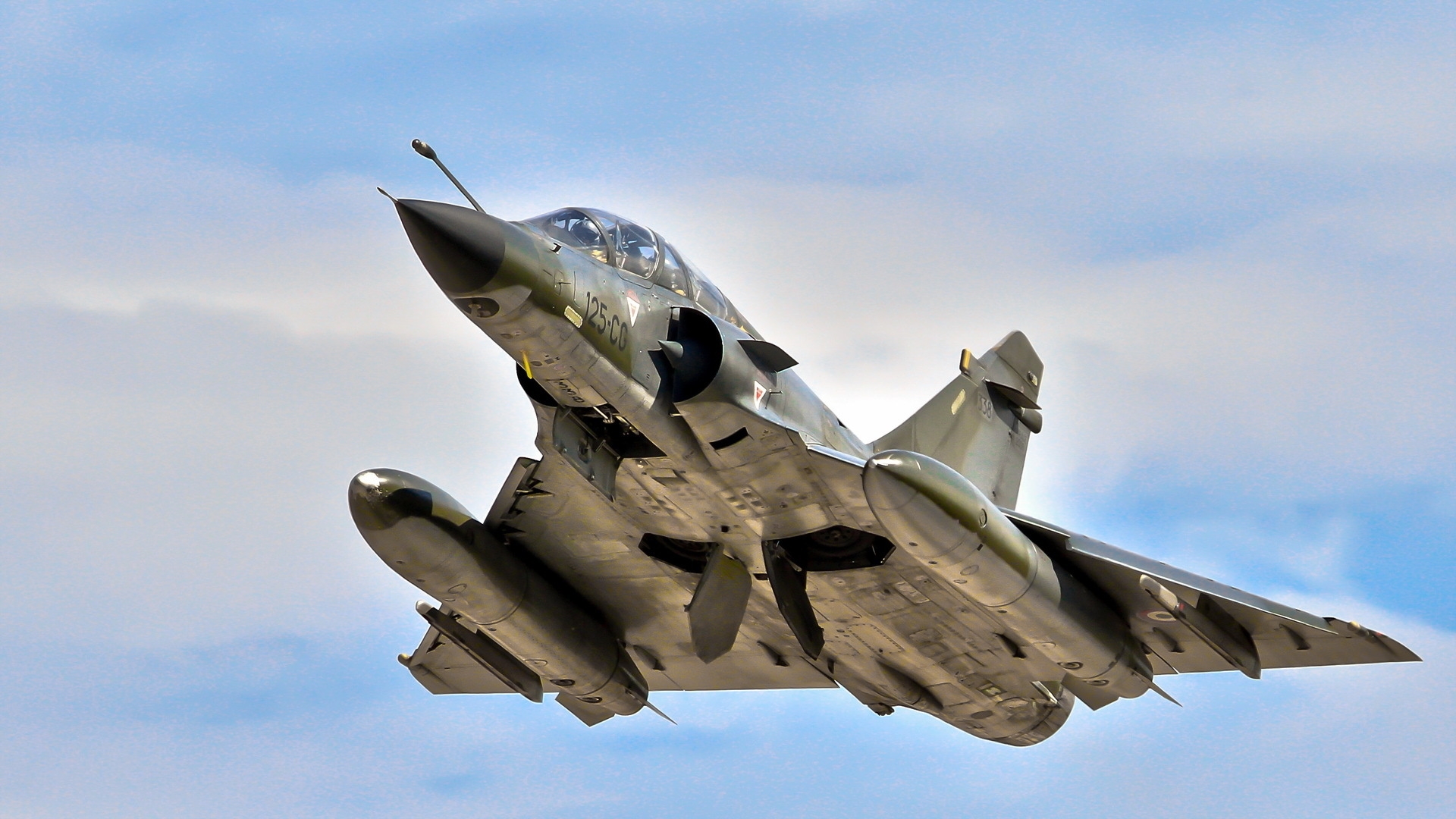 Free photo A military fighter jet in the sky