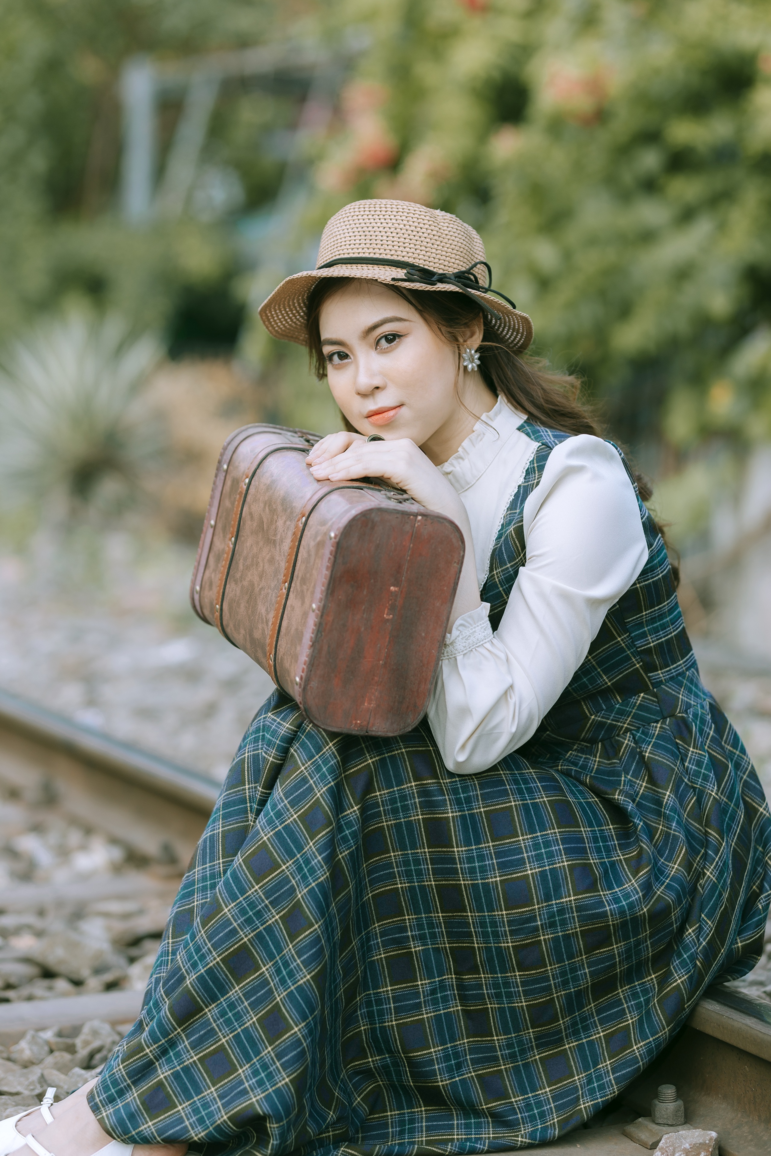 Wallpapers young woman rails hat on the desktop