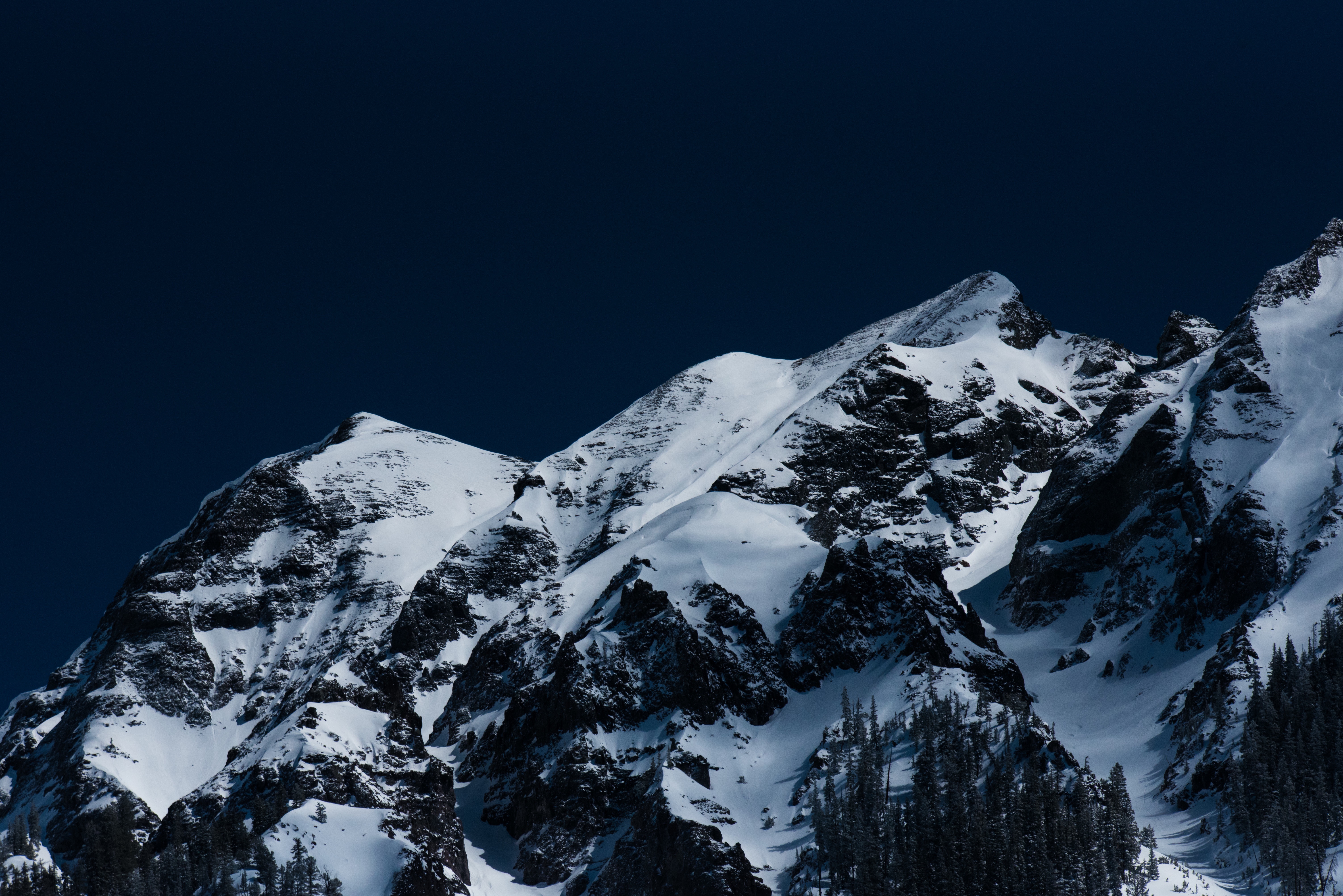 Free photo A beautiful mountain range in the snow