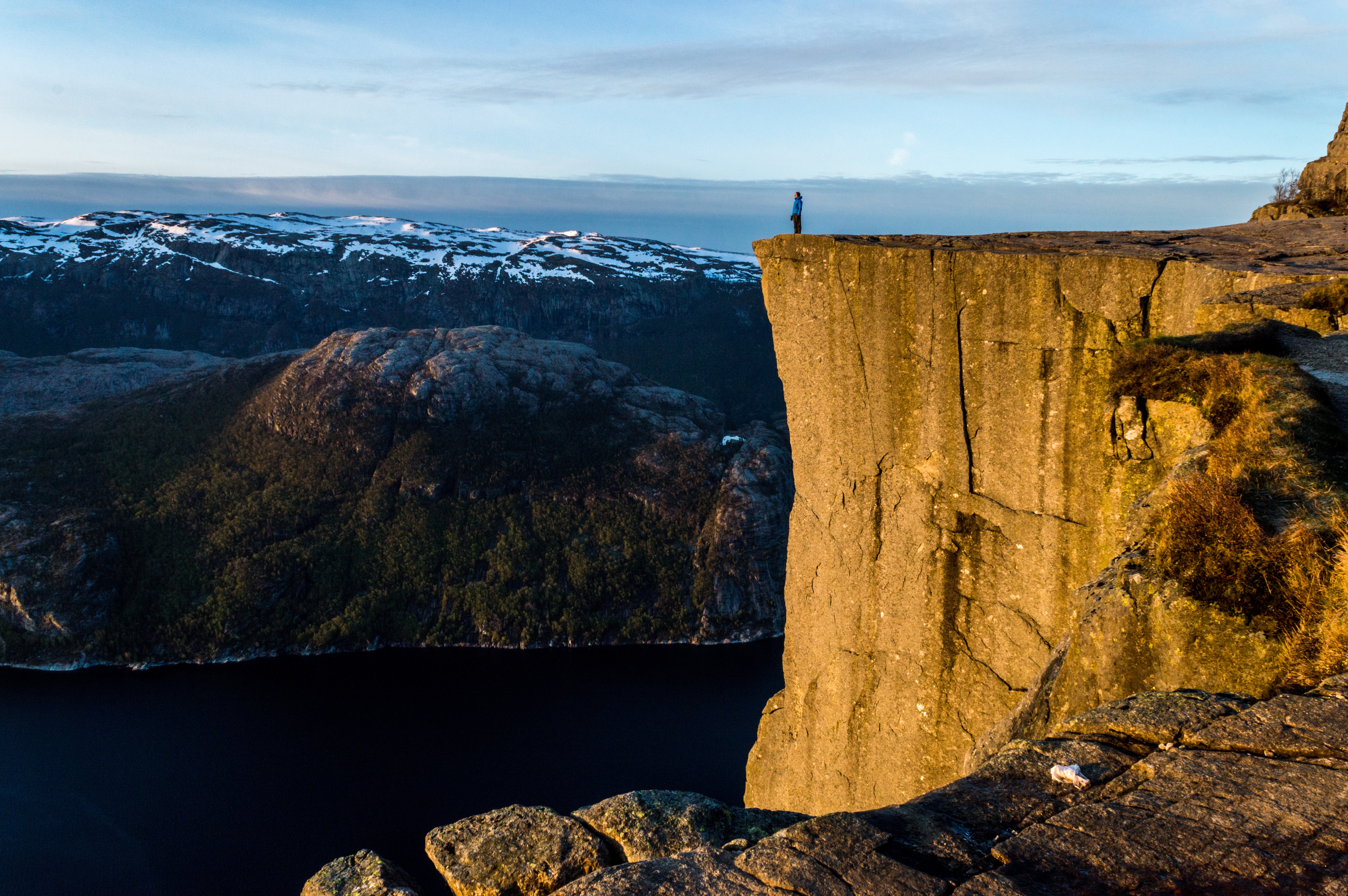 一个人站在一块大岩石的悬崖上