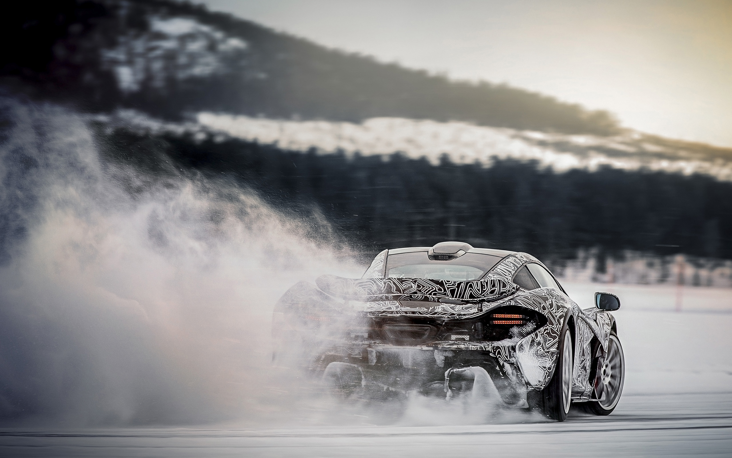 Free photo The Mclaren goes sideways in the snow.