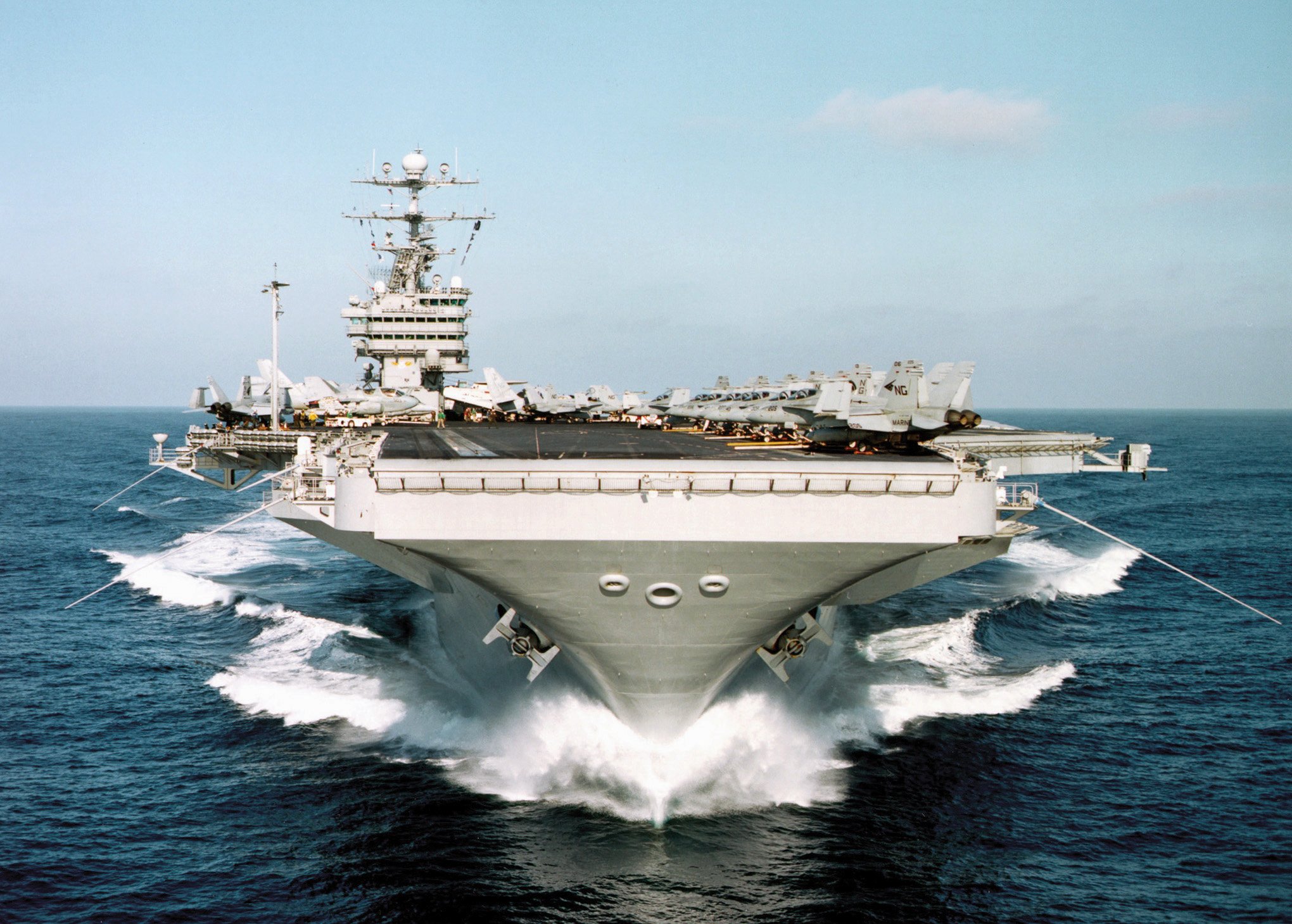 Free photo Aircraft carrier goes in the water