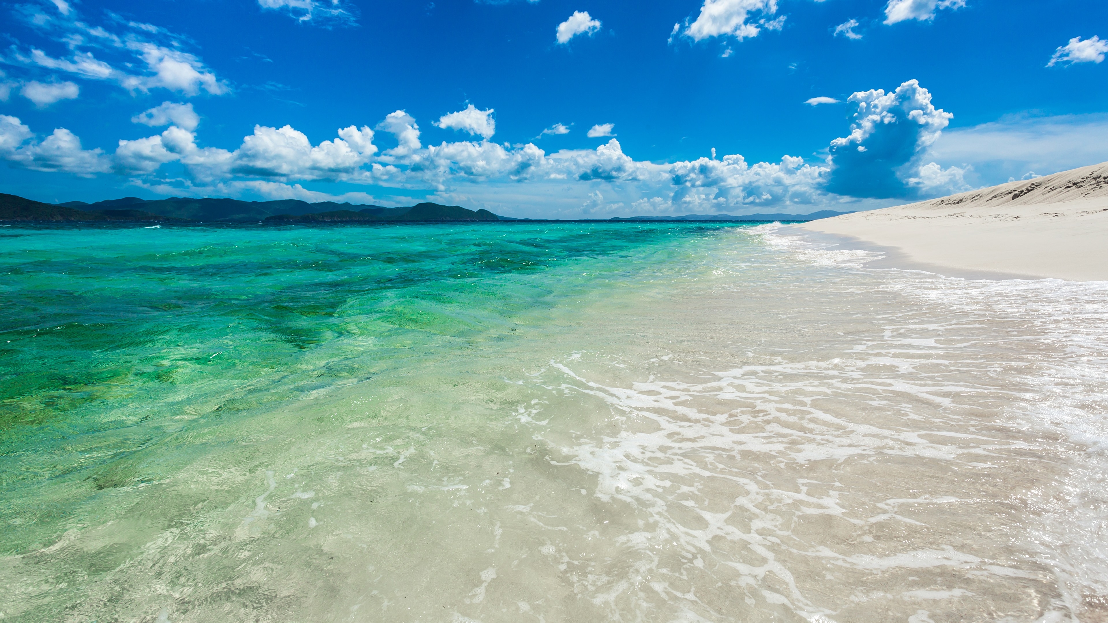 免费照片清澈的海水在白色的沙滩上
