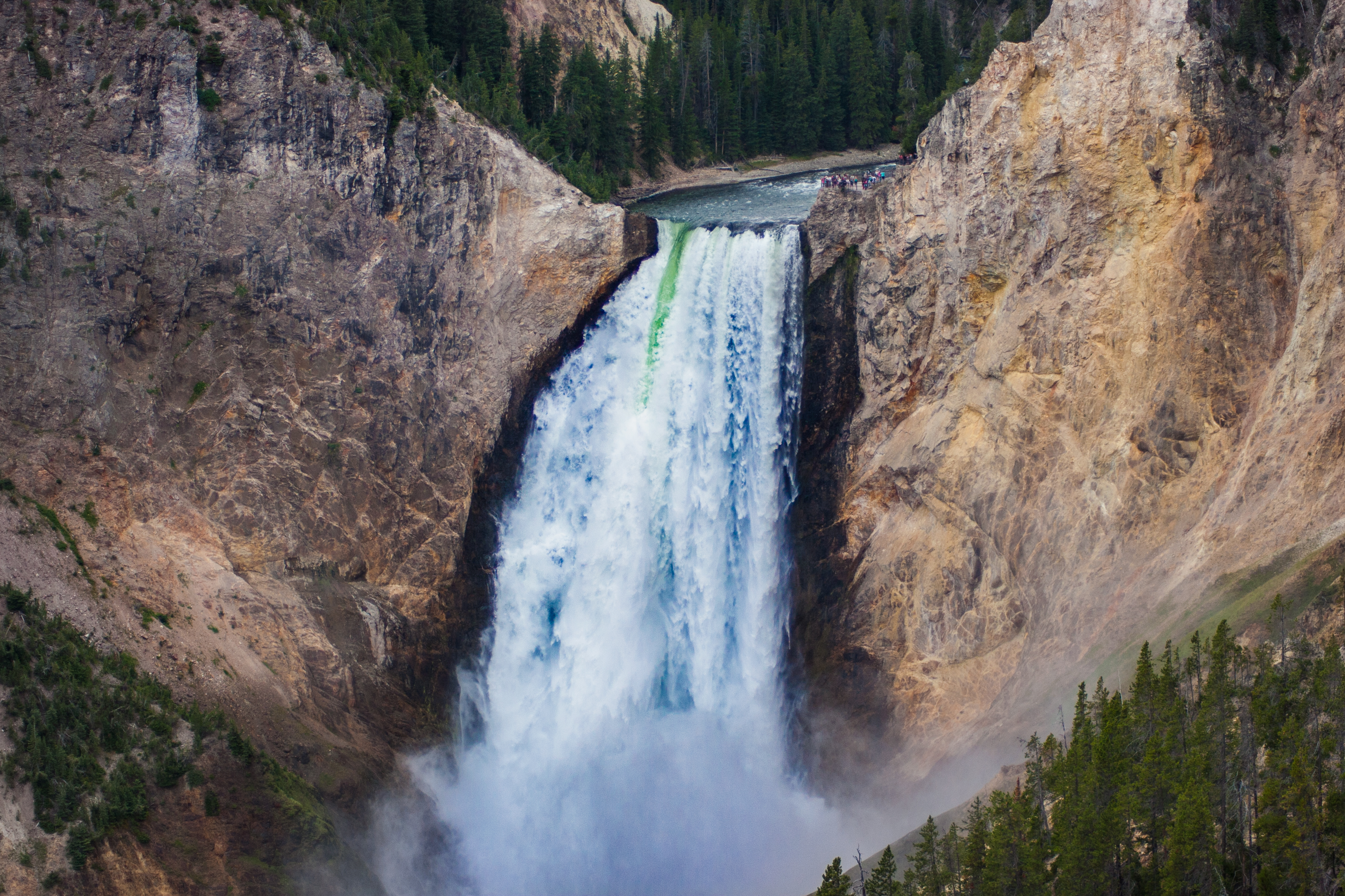 Free photo A waterfall by a body of water