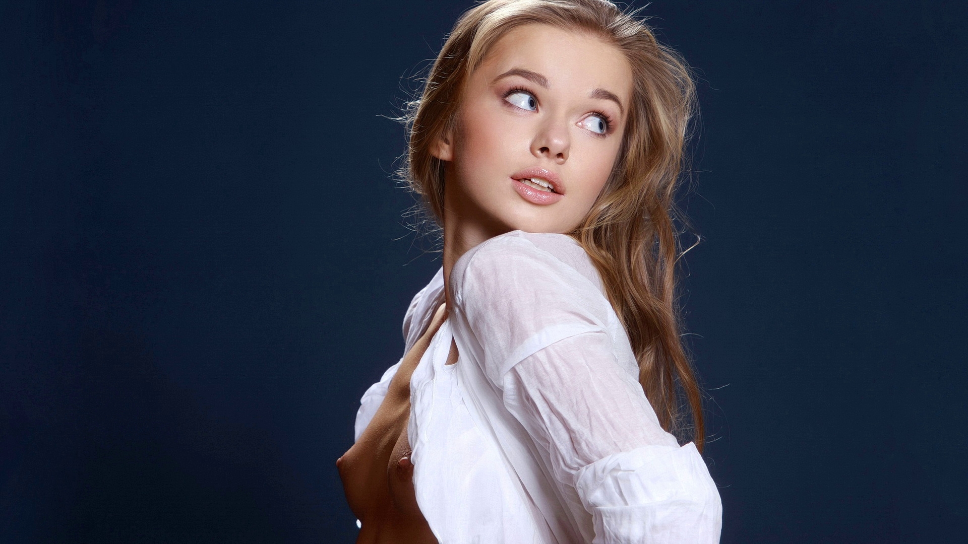 Free photo Portrait of model Taya Karpenko on dark blue background
