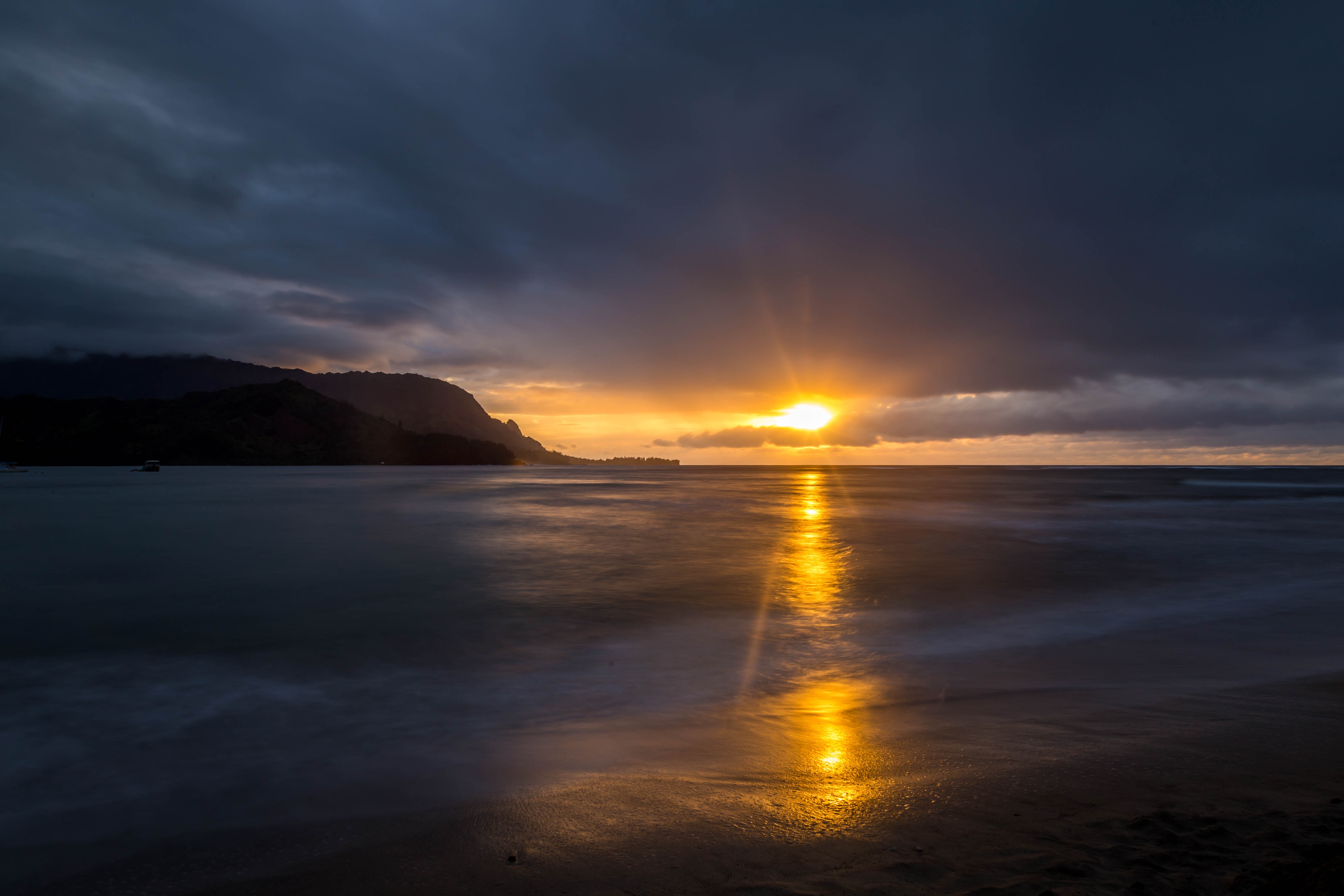 Темные воды, яркое солнце
