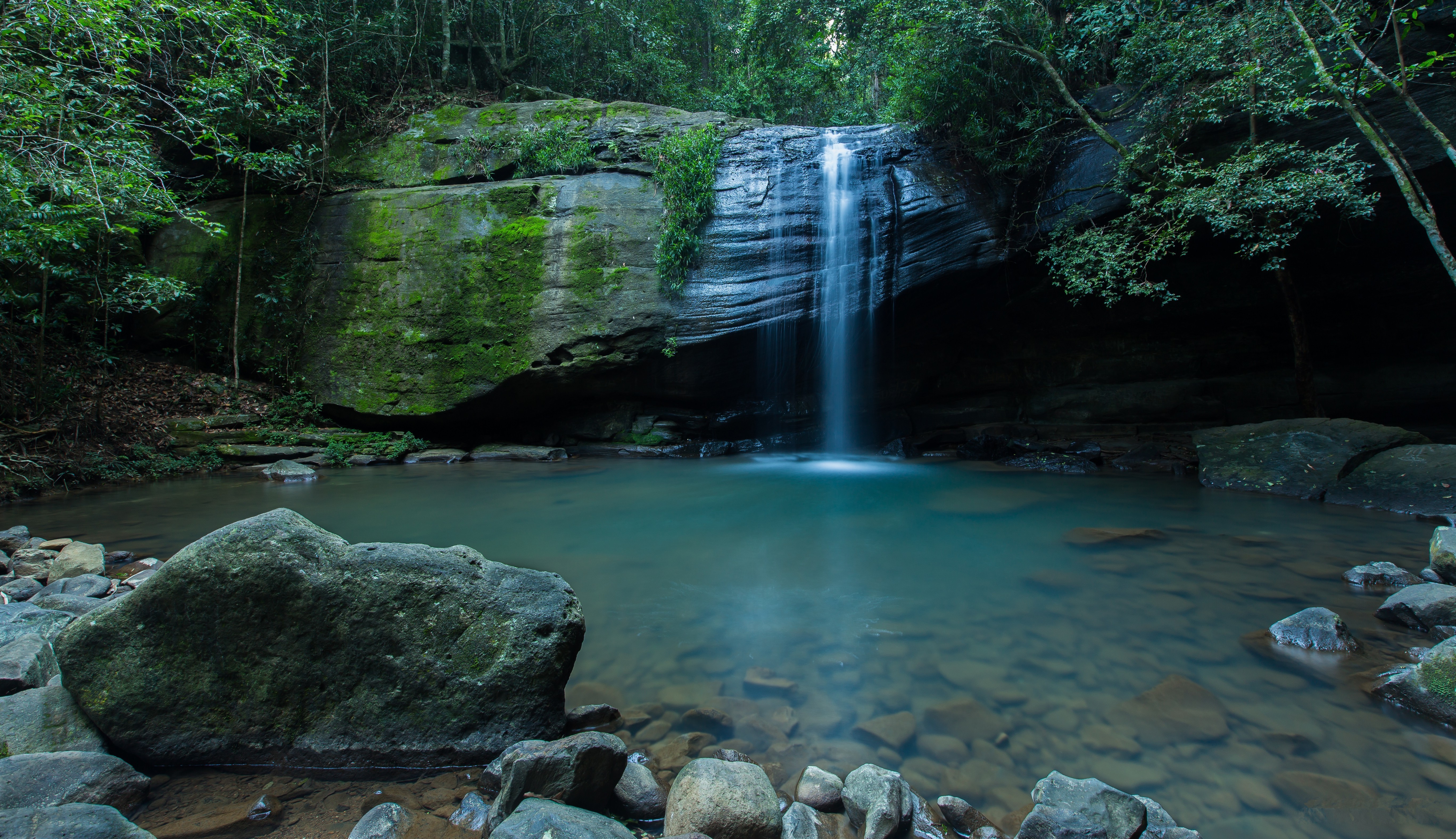 Free photo A shallow waterfall flows down the cliff