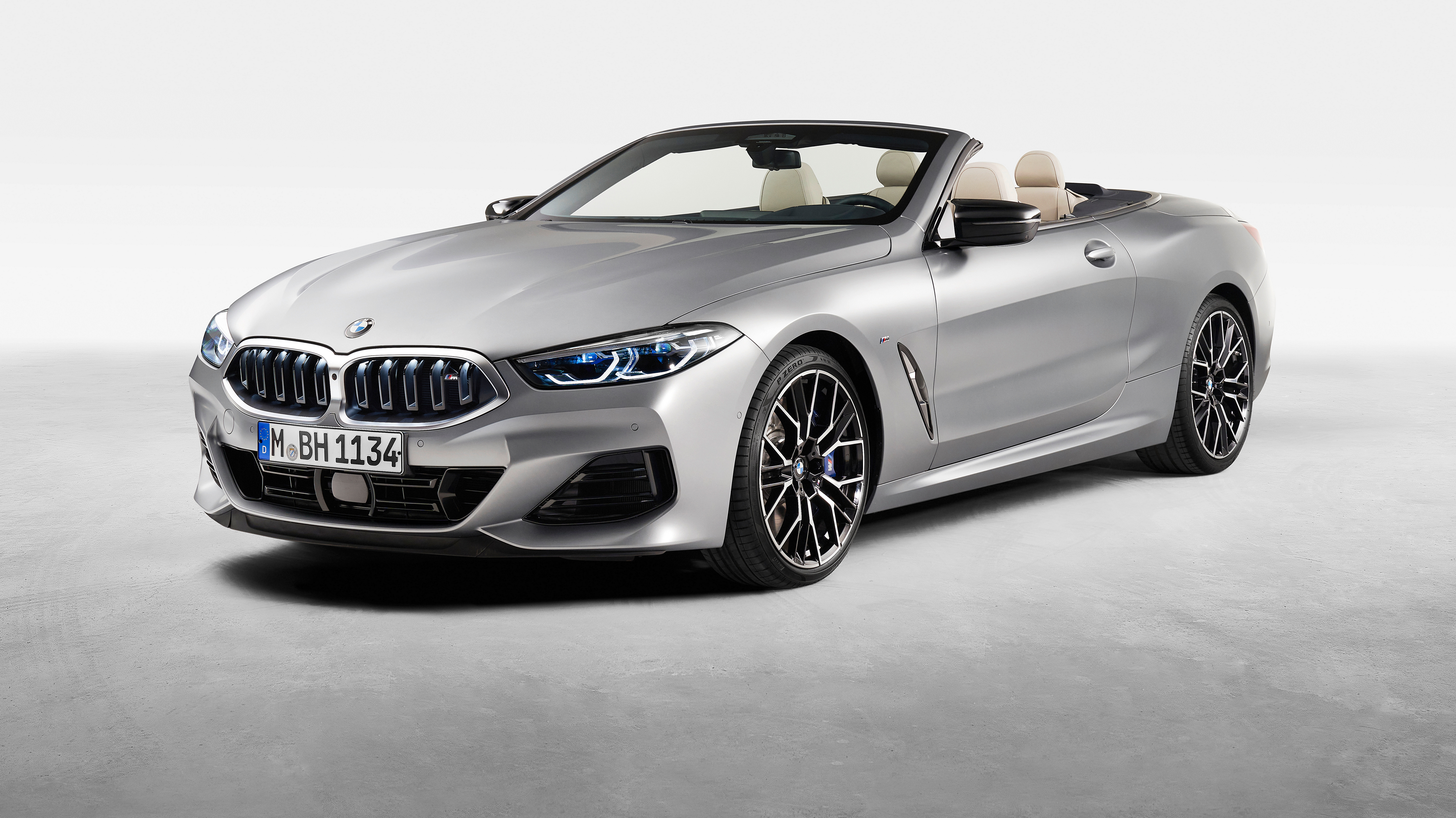 Free photo Bmw m850i 2022 silver convertible