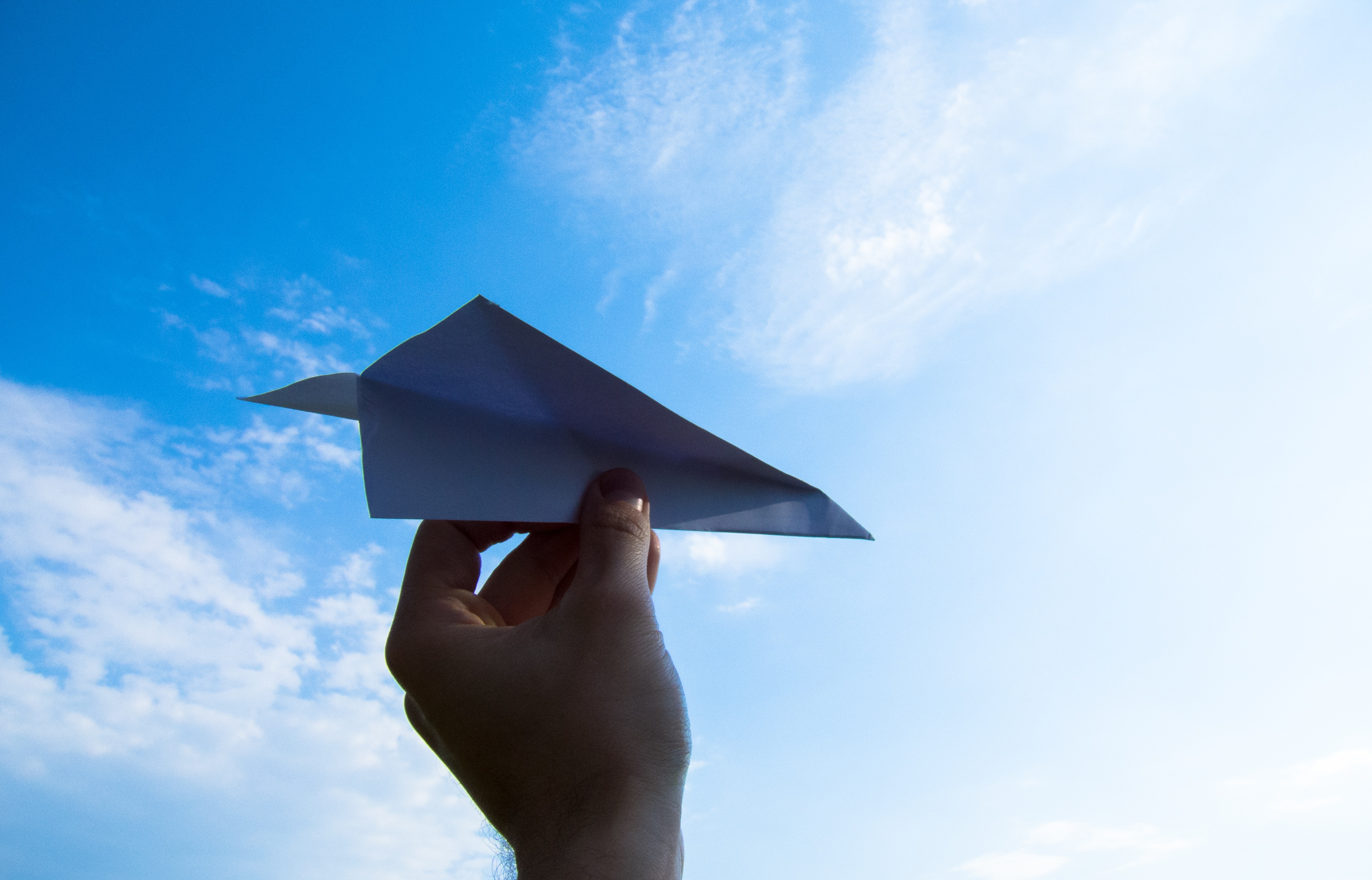 天空中的纸飞机