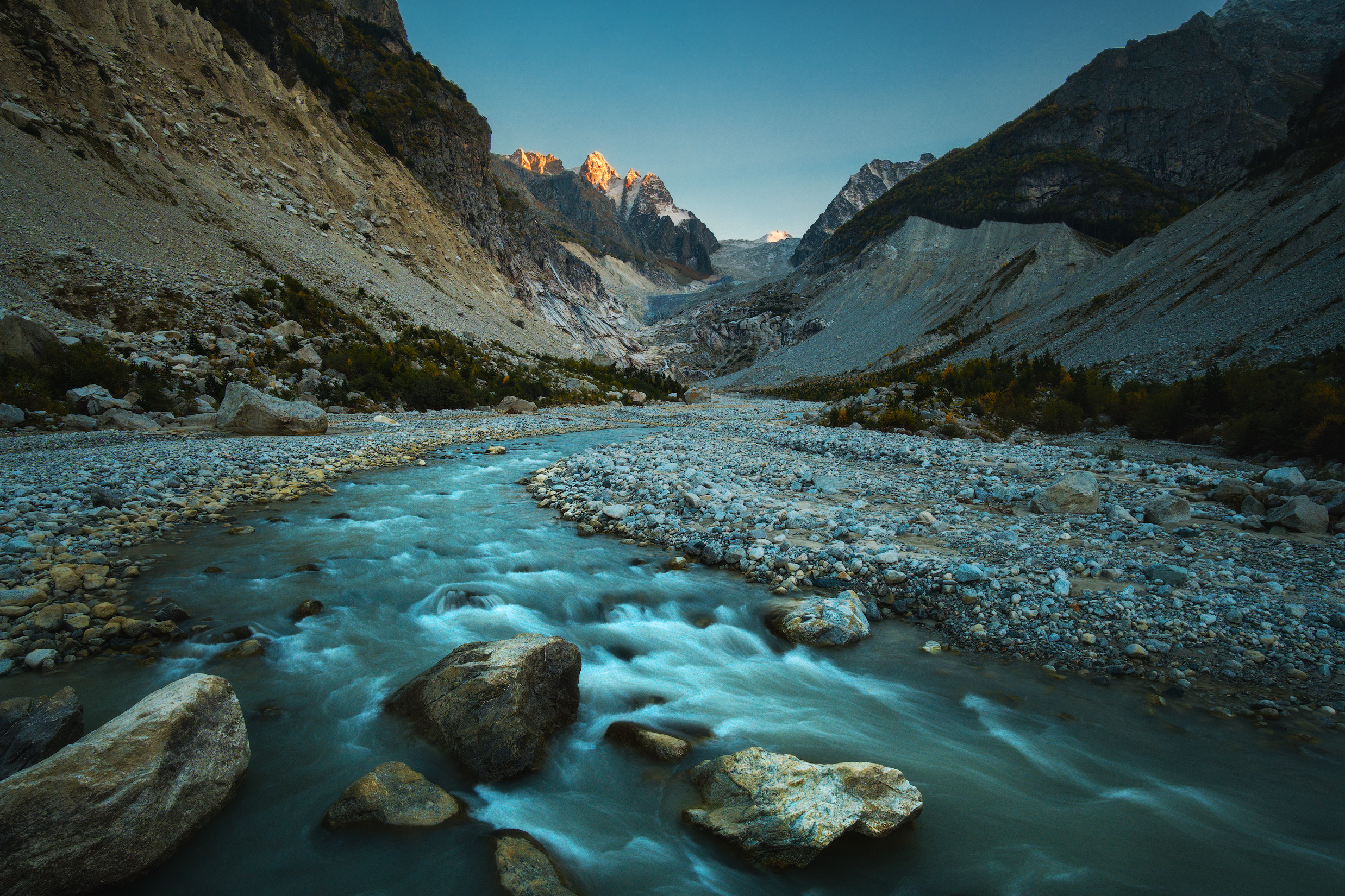 Free photo Karaugomdon view of the river in the mountains of the Caucasus